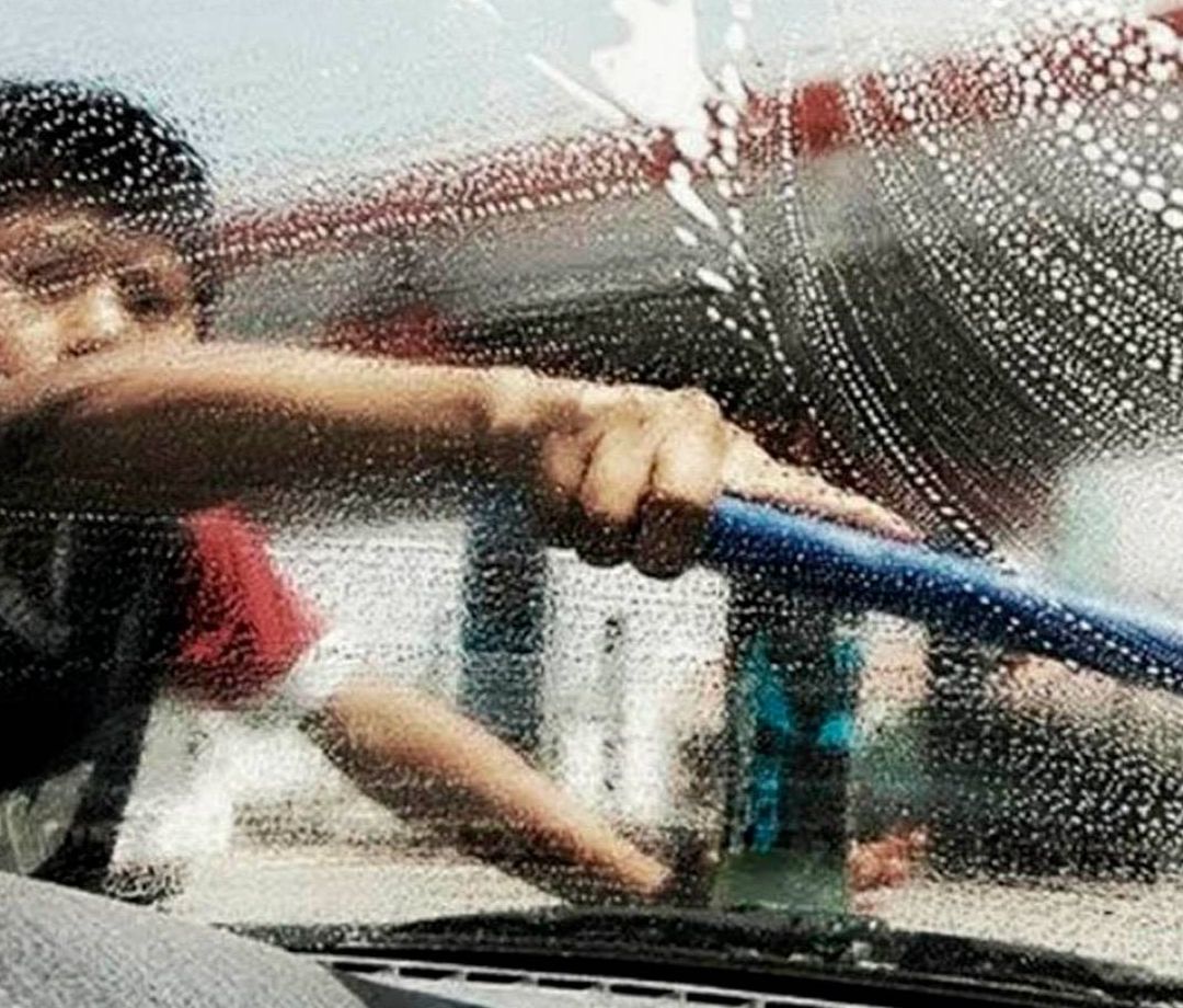 Niño trabajando en la calle