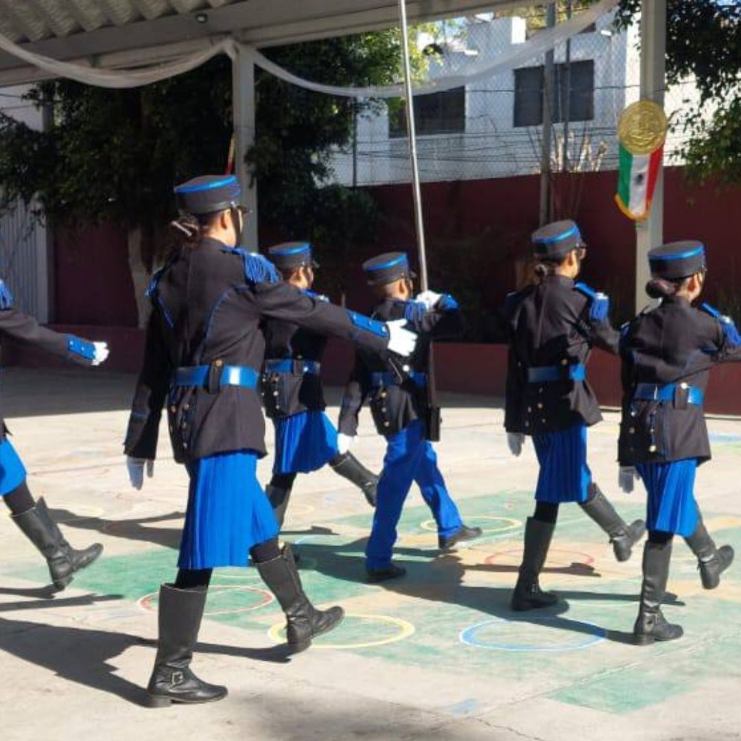Alumna de Escolta de Primaria se Desploma y Muere al Terminar Ceremonia por Día de la Bandera