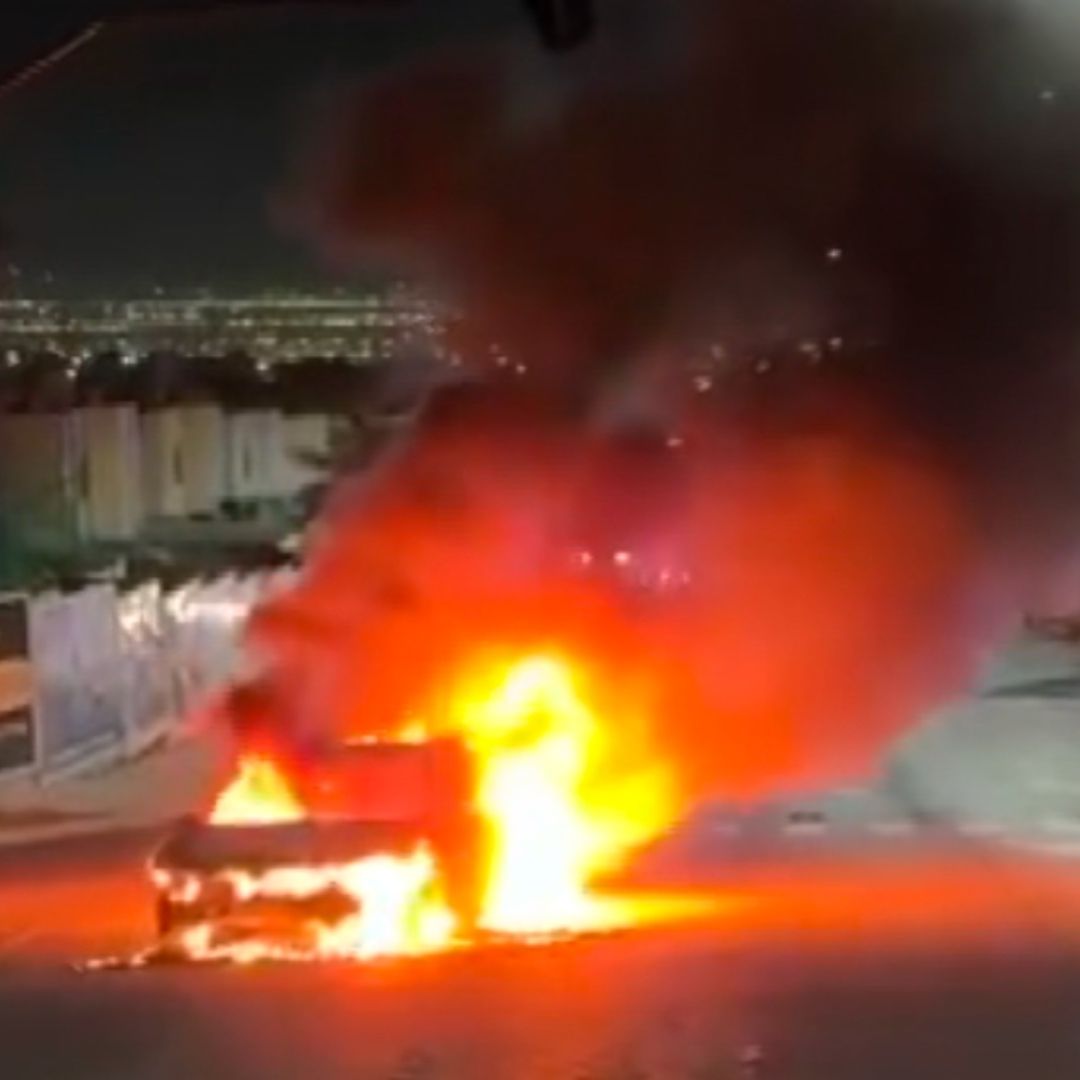 Presunta falla mecánica originó el incendio del carro en zona Cumbres