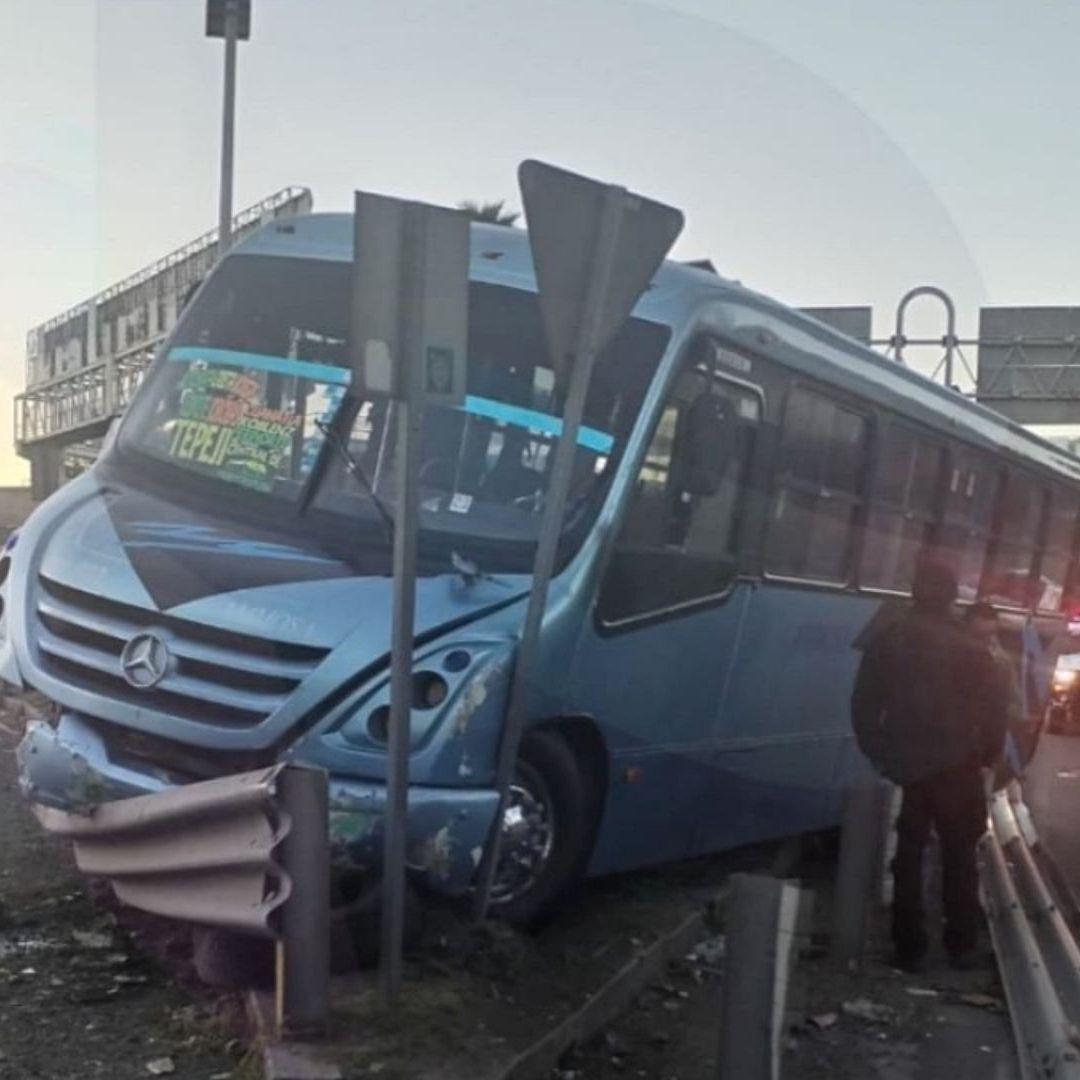 Unidad del transporte público accidentada en la autopista México-Querétaro
