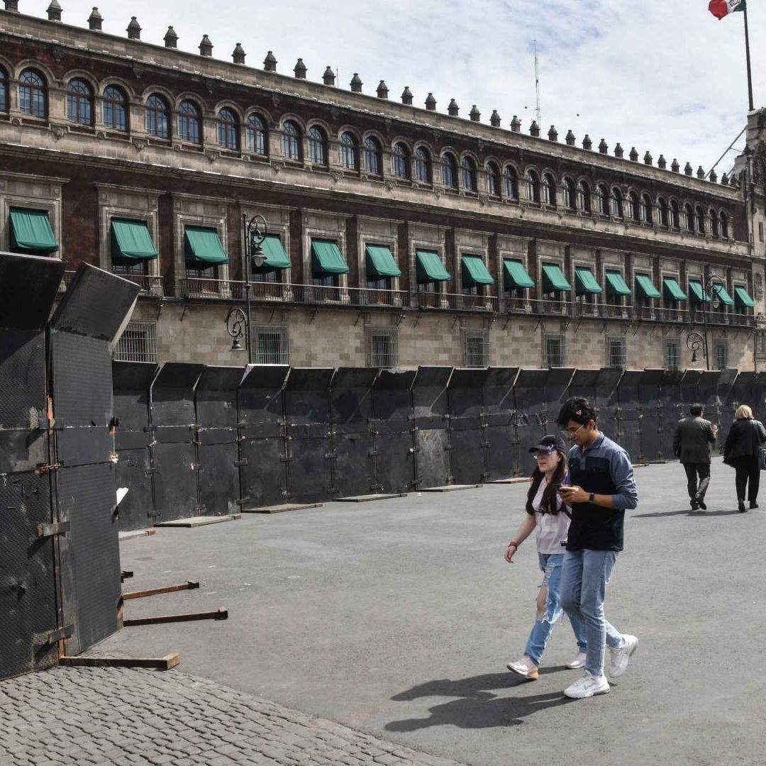 Palacio Nacional rodeado de vallas metálicas