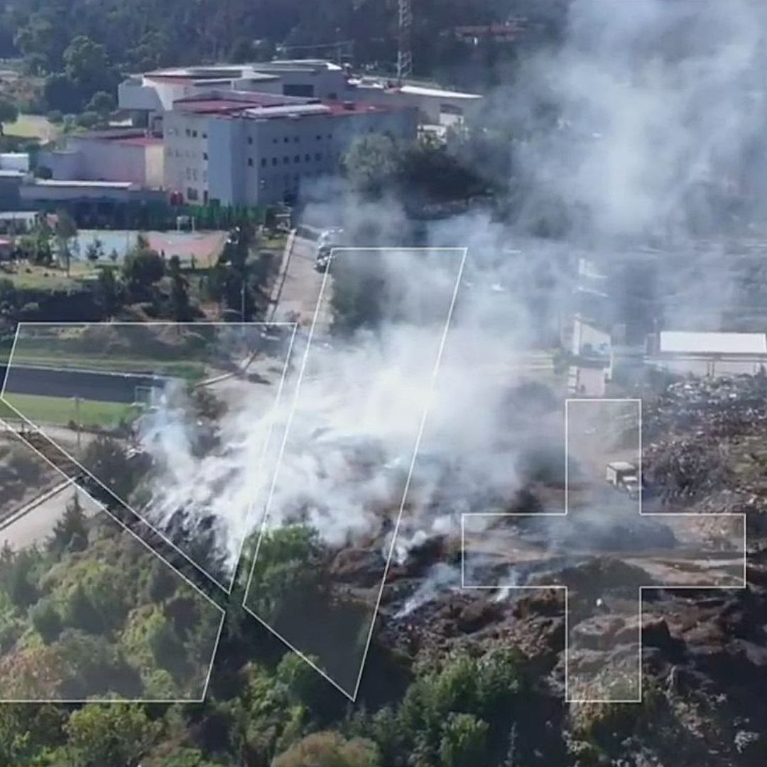 Humo blanco por incendio de pastizales en Naucalpan