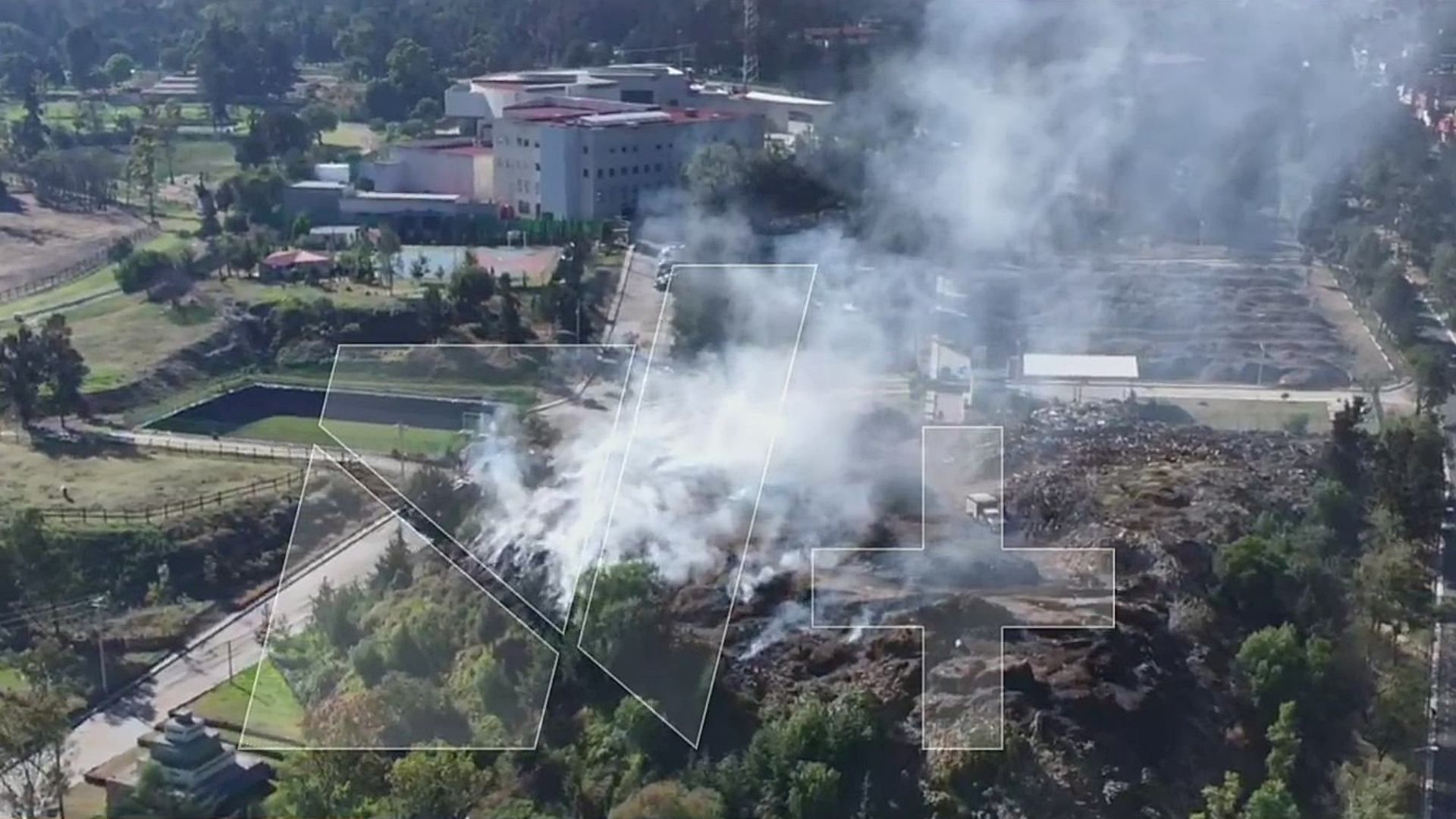 Humo blanco por incendio de pastizales en Naucalpan