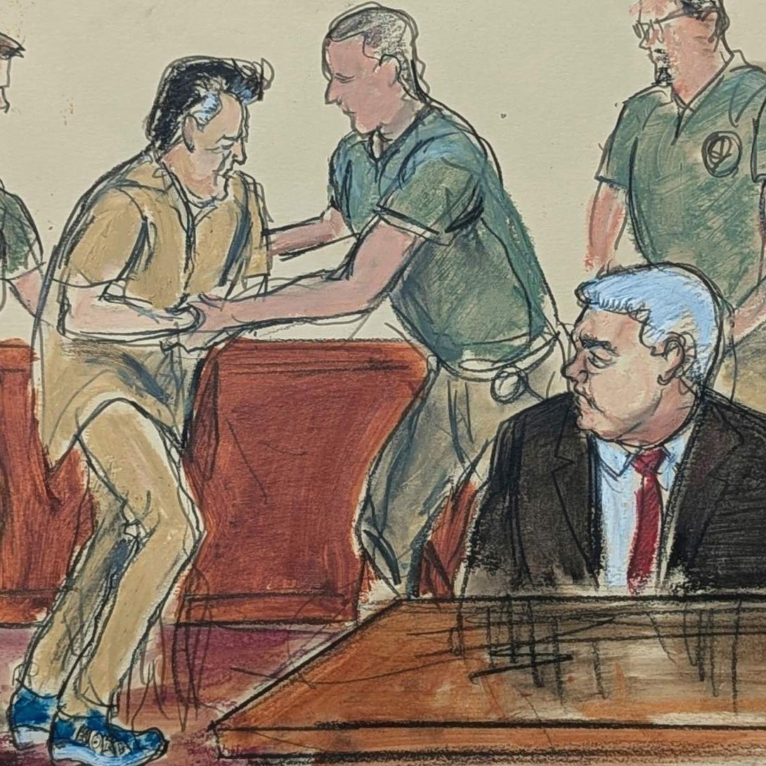 Dibujo de El Mayo Zambada entrando a la corte federal de Brooklyn, Nueva York, junto con policías
