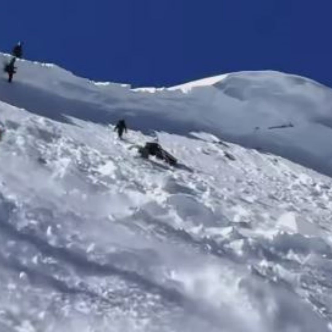 Momento de la avalancha de nieve en la montaña Gravel