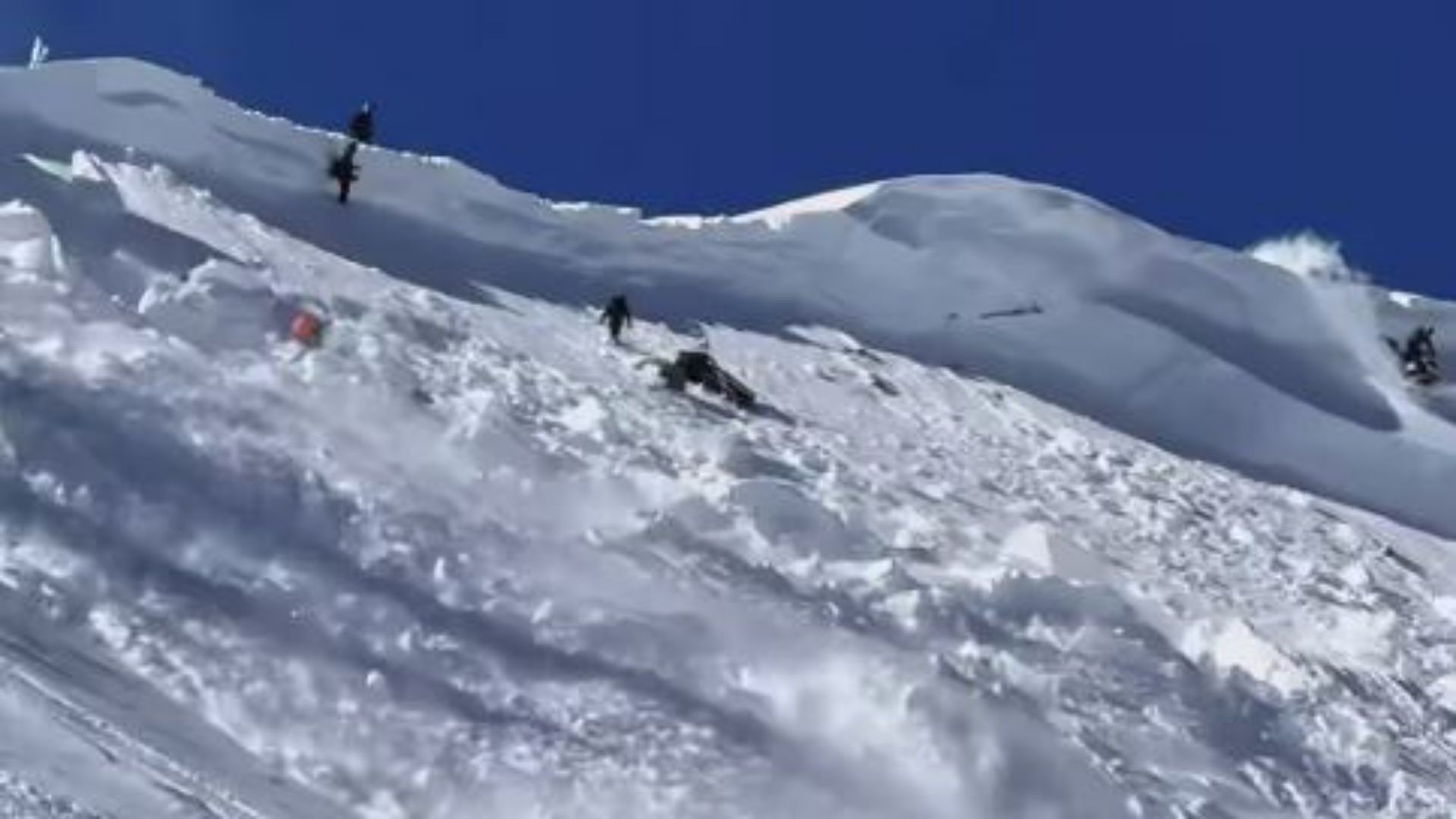 Momento de la avalancha de nieve en la montaña Gravel