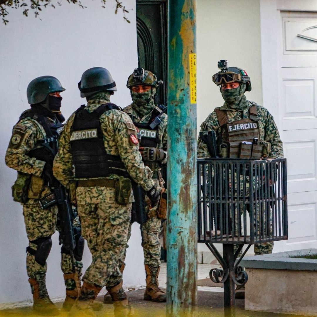 militares afuera de casa en Culiacán, Sinaloa