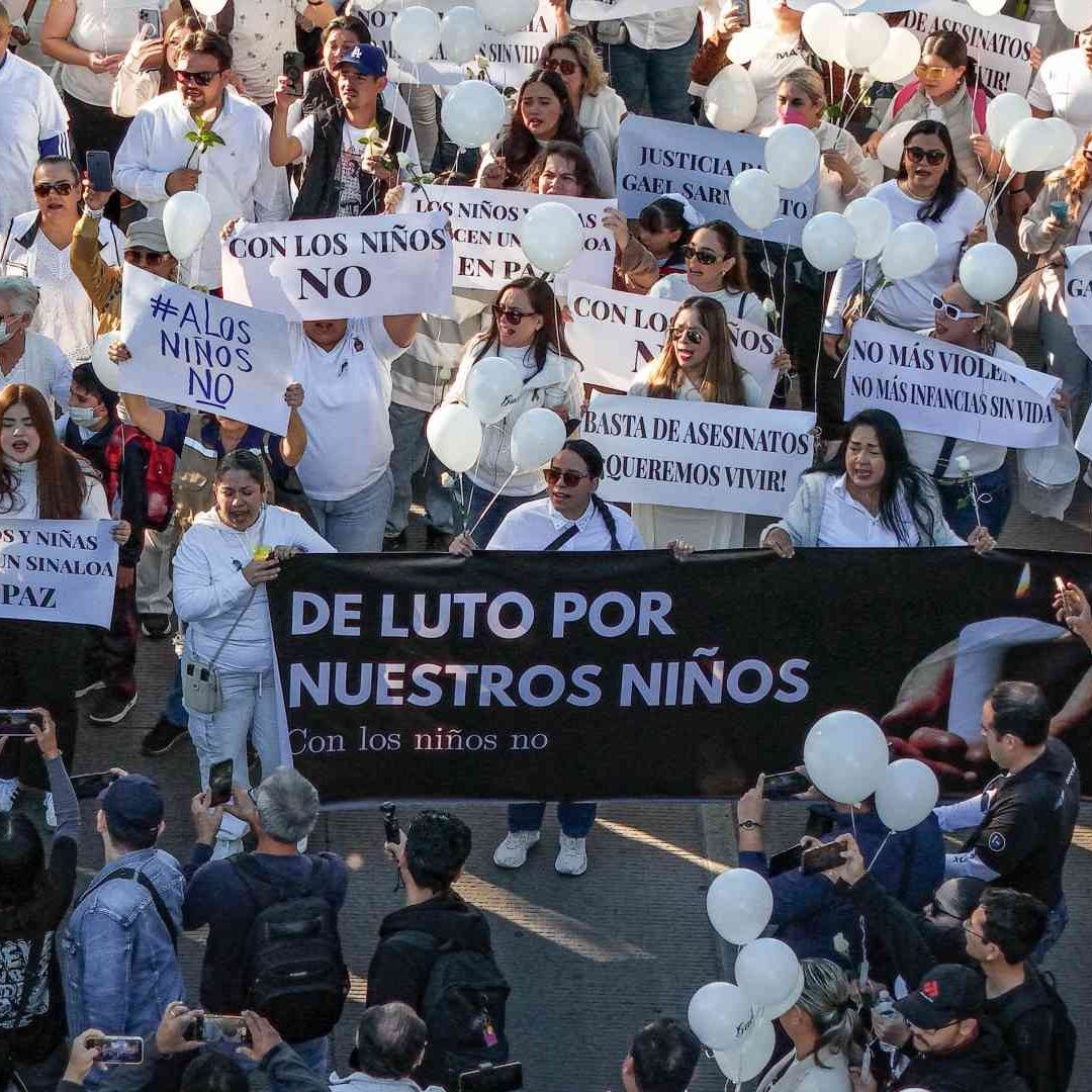 Marcha en Sinaloa luego de asesinato de dos niños y su papá en Sinaloa