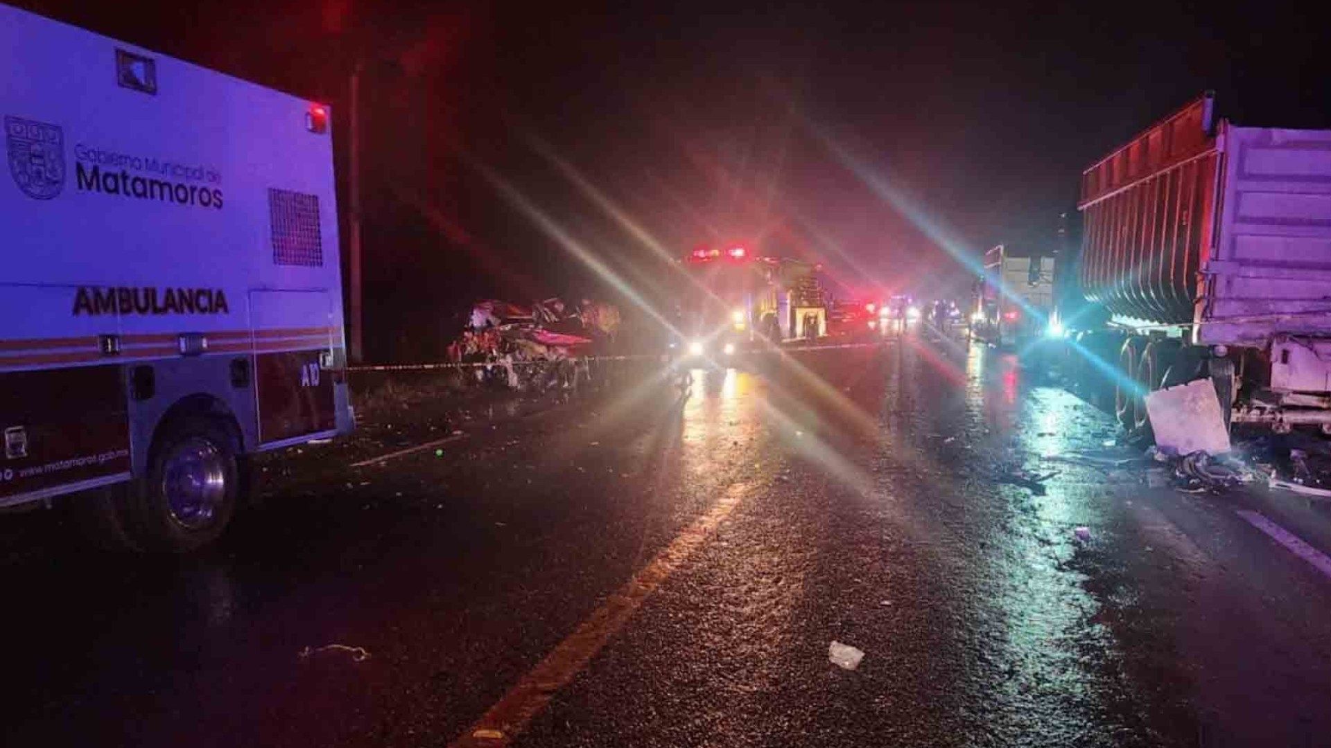 Madre e Hija Pierden la Vida al Impactarse con Caja de Tráiler