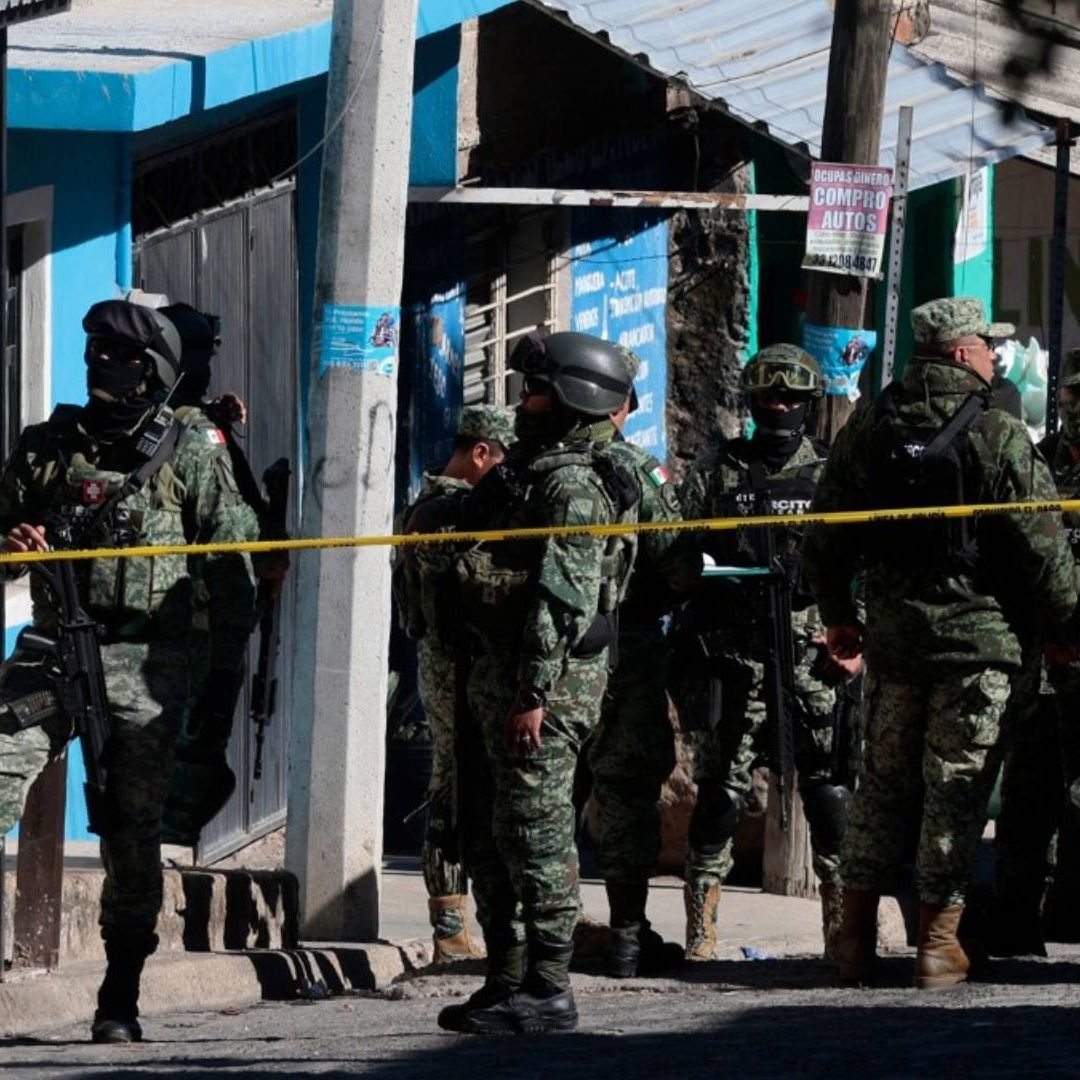 Sujetos a bordo de una camioneta les dispararon y huyeron y policías municipales acordonaron la zona.