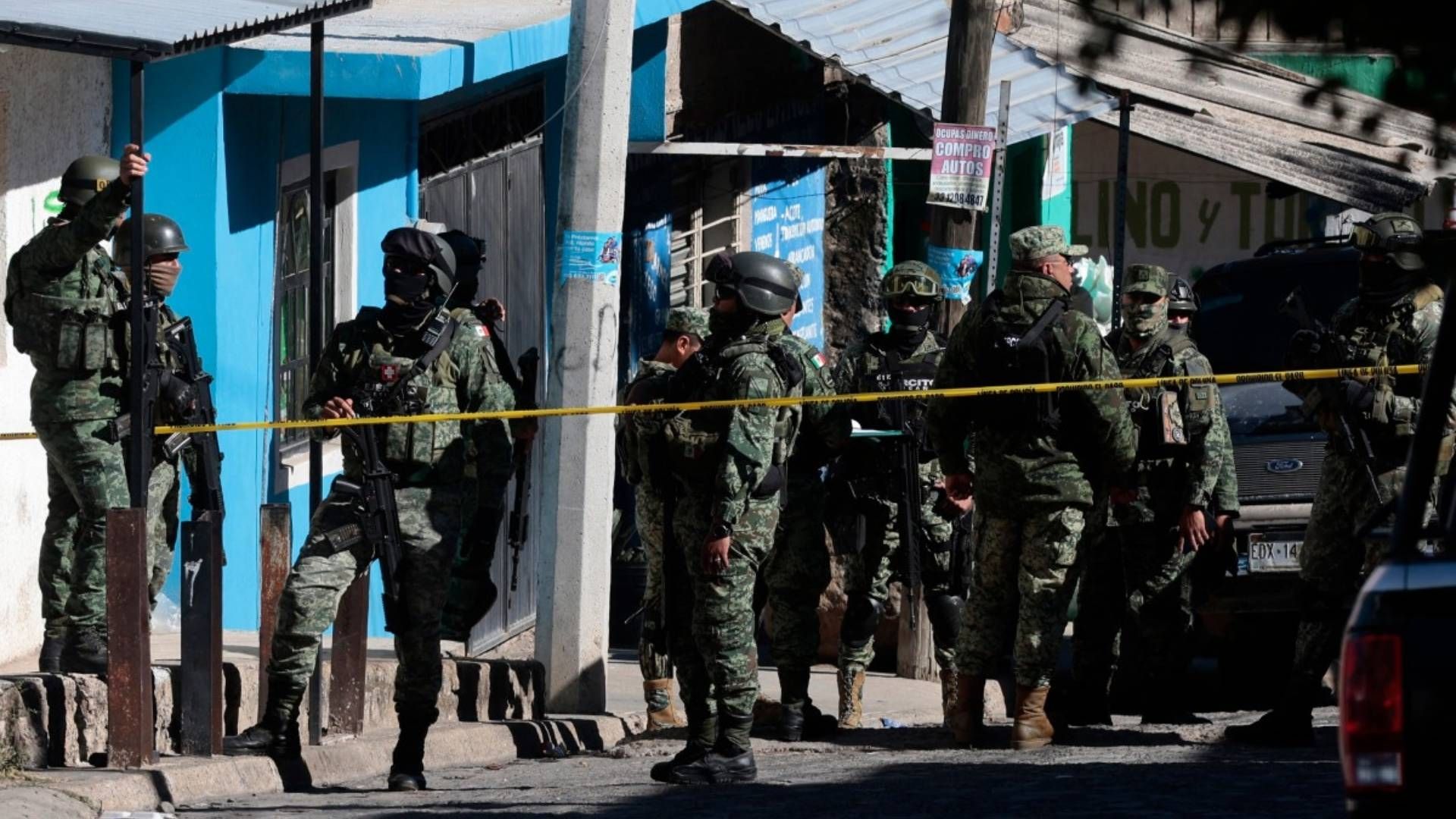 Sujetos a bordo de una camioneta les dispararon y huyeron y policías municipales acordonaron la zona.
