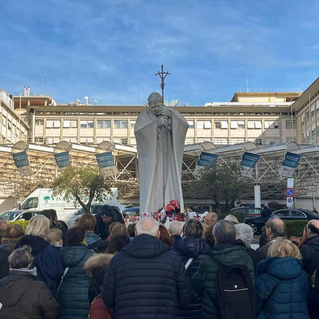 Peregrinos rezan frente al hospital Gemelli de Roma donde permanece ingresado el papa Francisco
