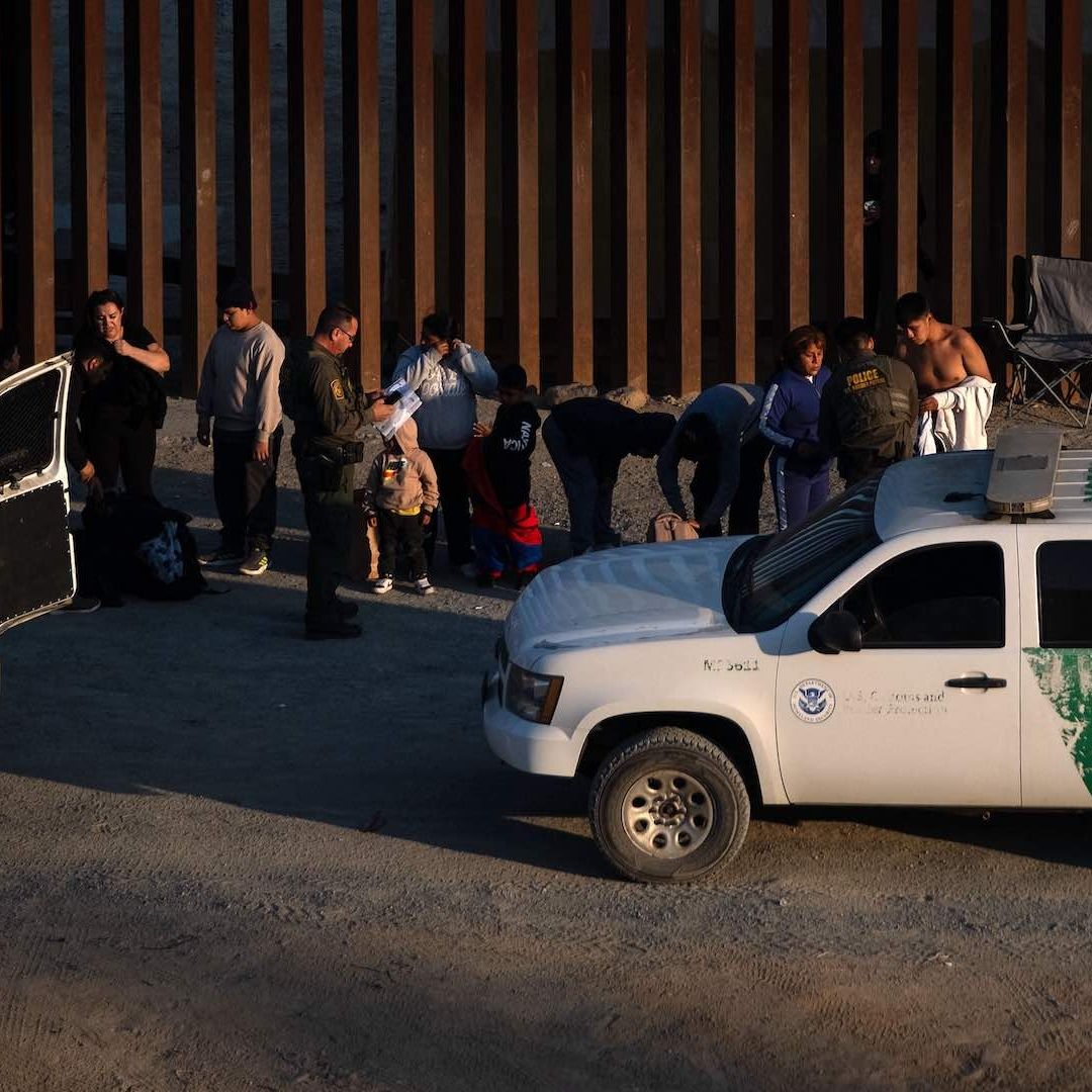 Patrulla fronteriza detienen a migrantes en suelo estadounidense