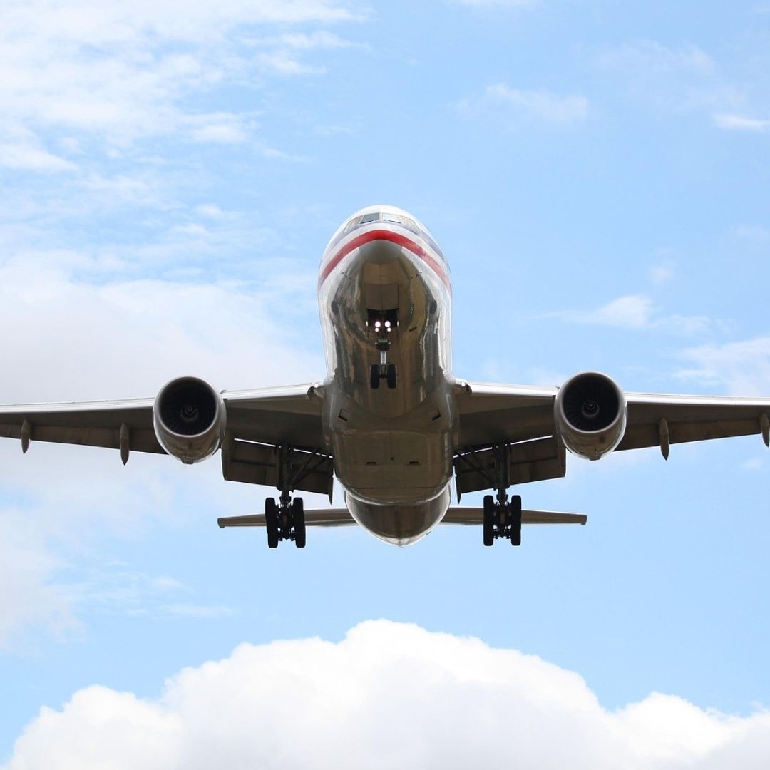 ¡Pésimo Servicio! Pareja Reclama a Aerolínea: Viajaron Junto a un Cadáver