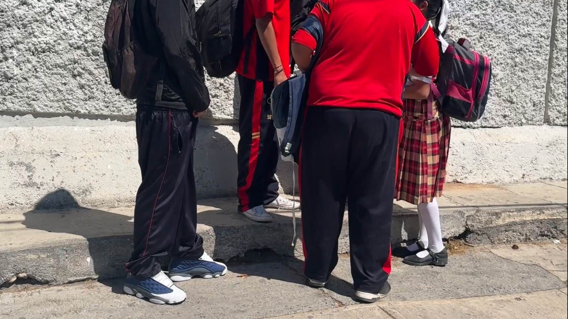 El menor de edad fue detectado armado en uno de los salones de clases