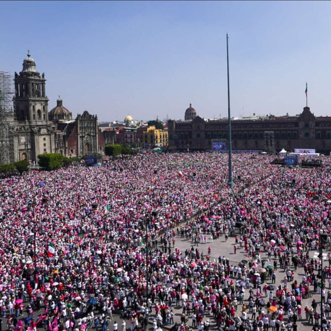 Miles llenan el Zócalo en Marcha por Nuestra Democracia