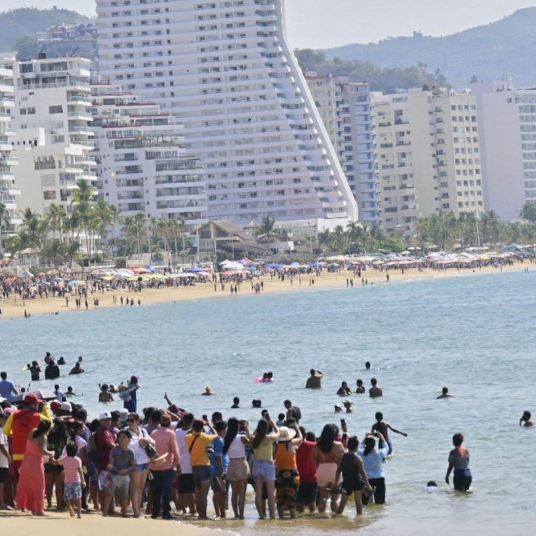 turistas en la playa de Acapulco