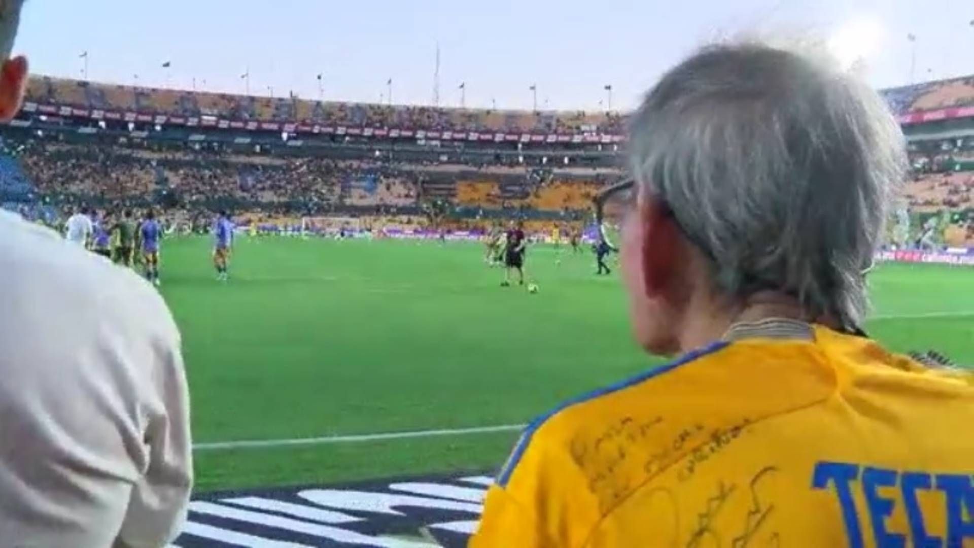 Se Viraliza Reacción de Abuelito Tras Acudir a Estadio de Tigres Después de 30 Años