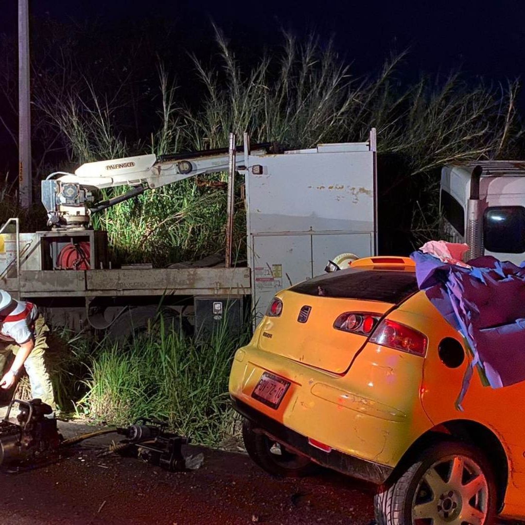 Fatal accidente entre unidad pesada y dos vehículos en el sur de Veracruz.