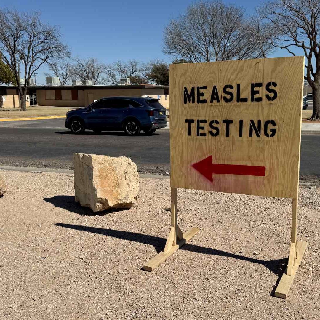 Cartel que dice "prueba de sarampión" ante brote en Texas