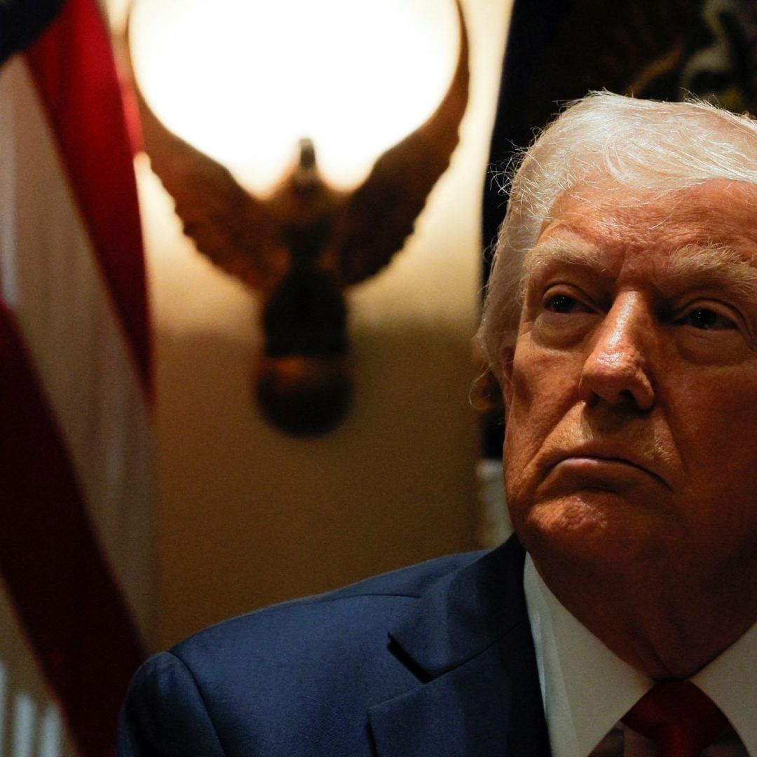 Donald Trump con una bandera de Estados Unidos de fondo