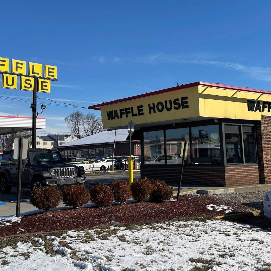 Un tiroteo mató a una mujer y dejó a otras cinco personas heridas en un restaurante Waffle House en Indianápolis