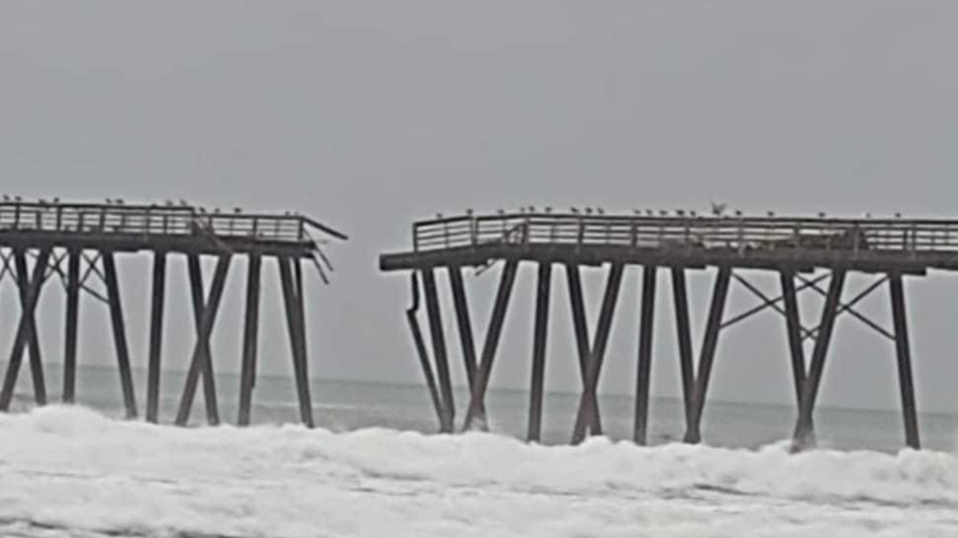 Muelle de Playas de Rosarito colapsa debido al alto oleaje
