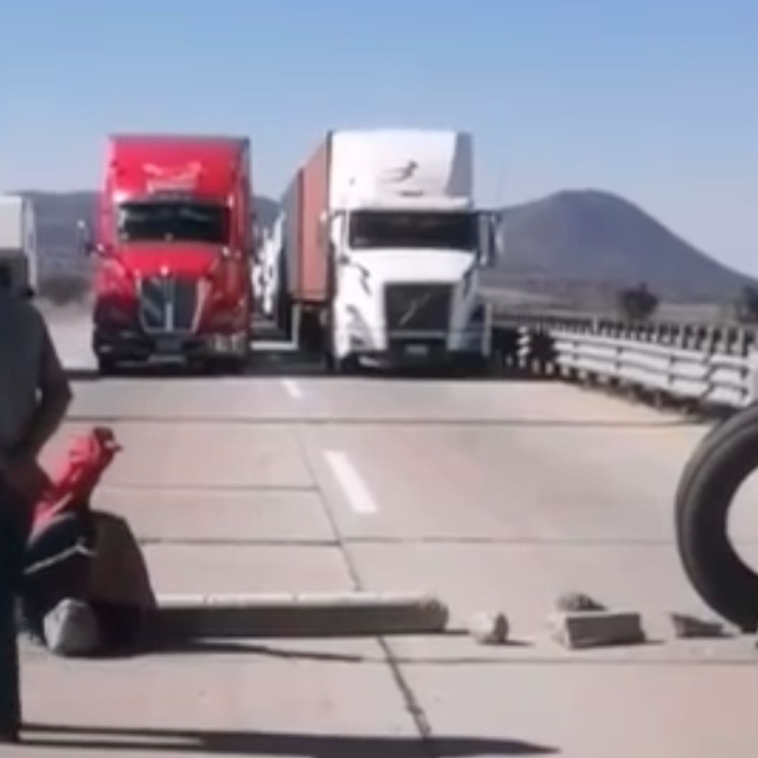 Cientos de automovilistas han quedado varados por horas.
