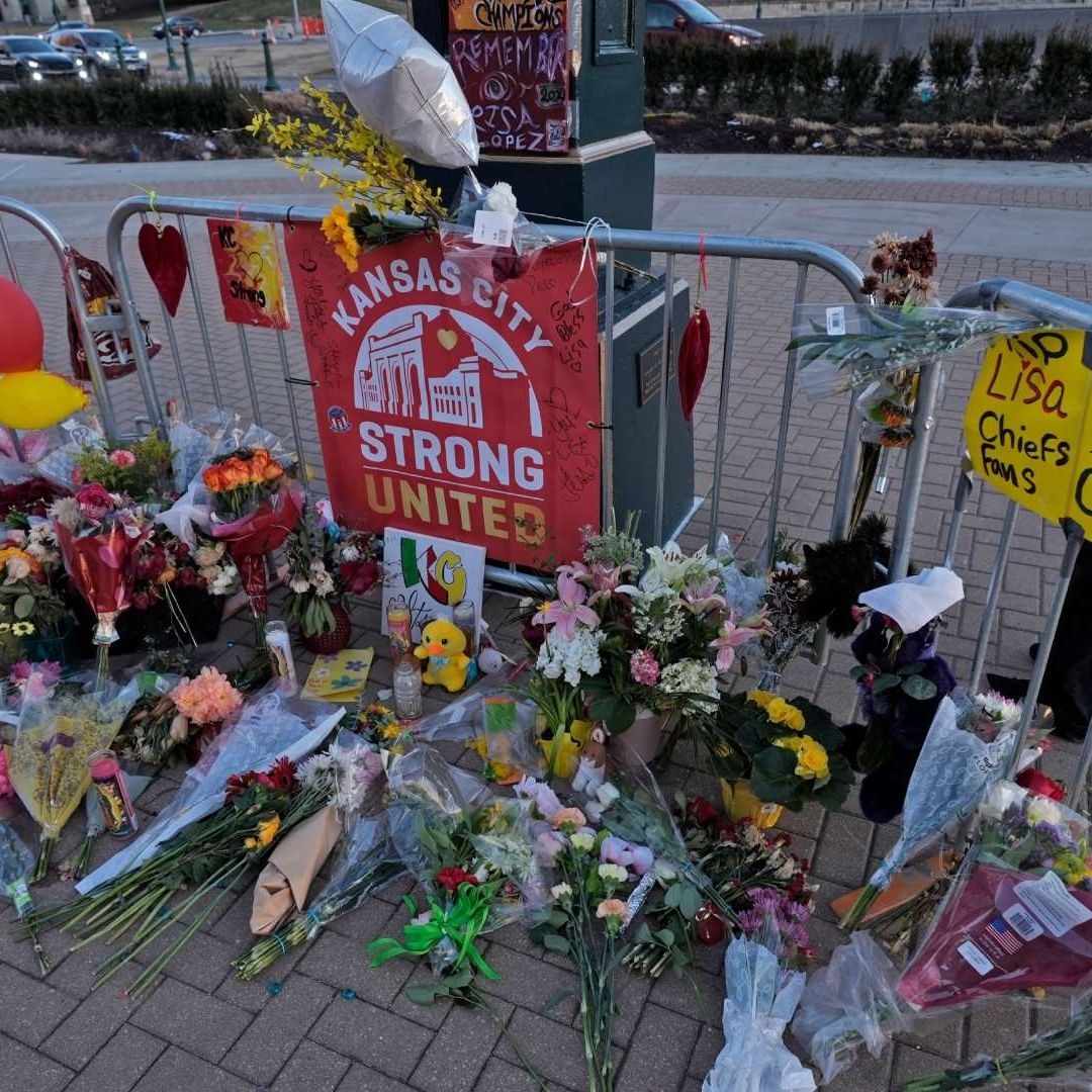 En el lugar del tiroteo han comenzado a colocar fotografías, flores y mensajes en honor a las víctimas del tiroteo. Foto: AP