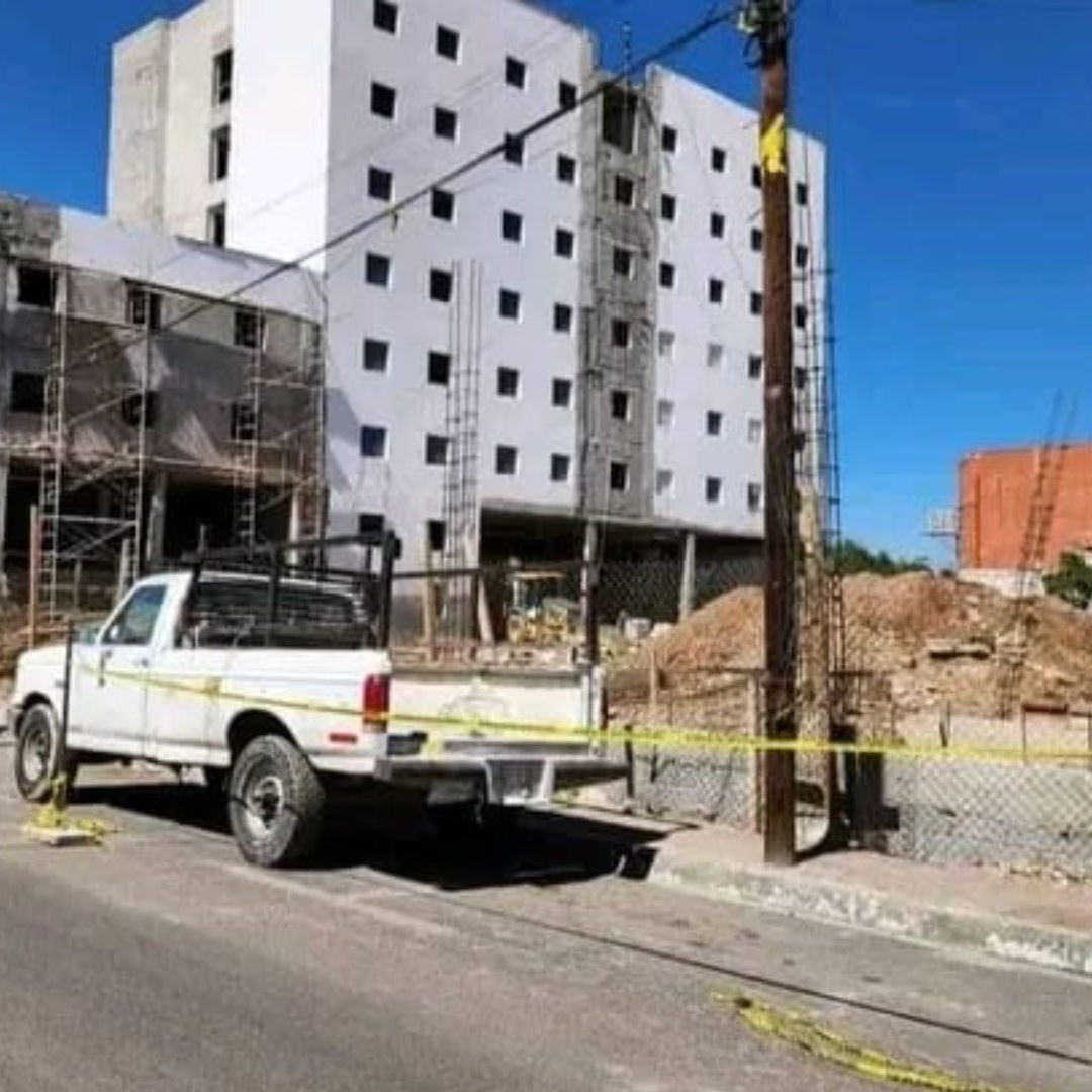 Albañil Se Tropieza y Muere al Enterrarse una Varilla en el Cuello en Durango