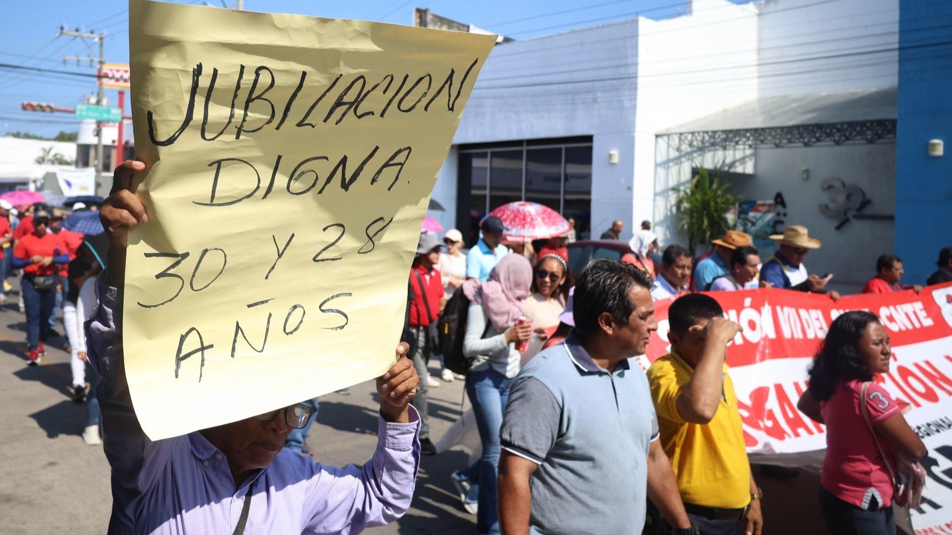Maestros de Varios Estados Protestan y Marchan contra la Ley del ISSSTE