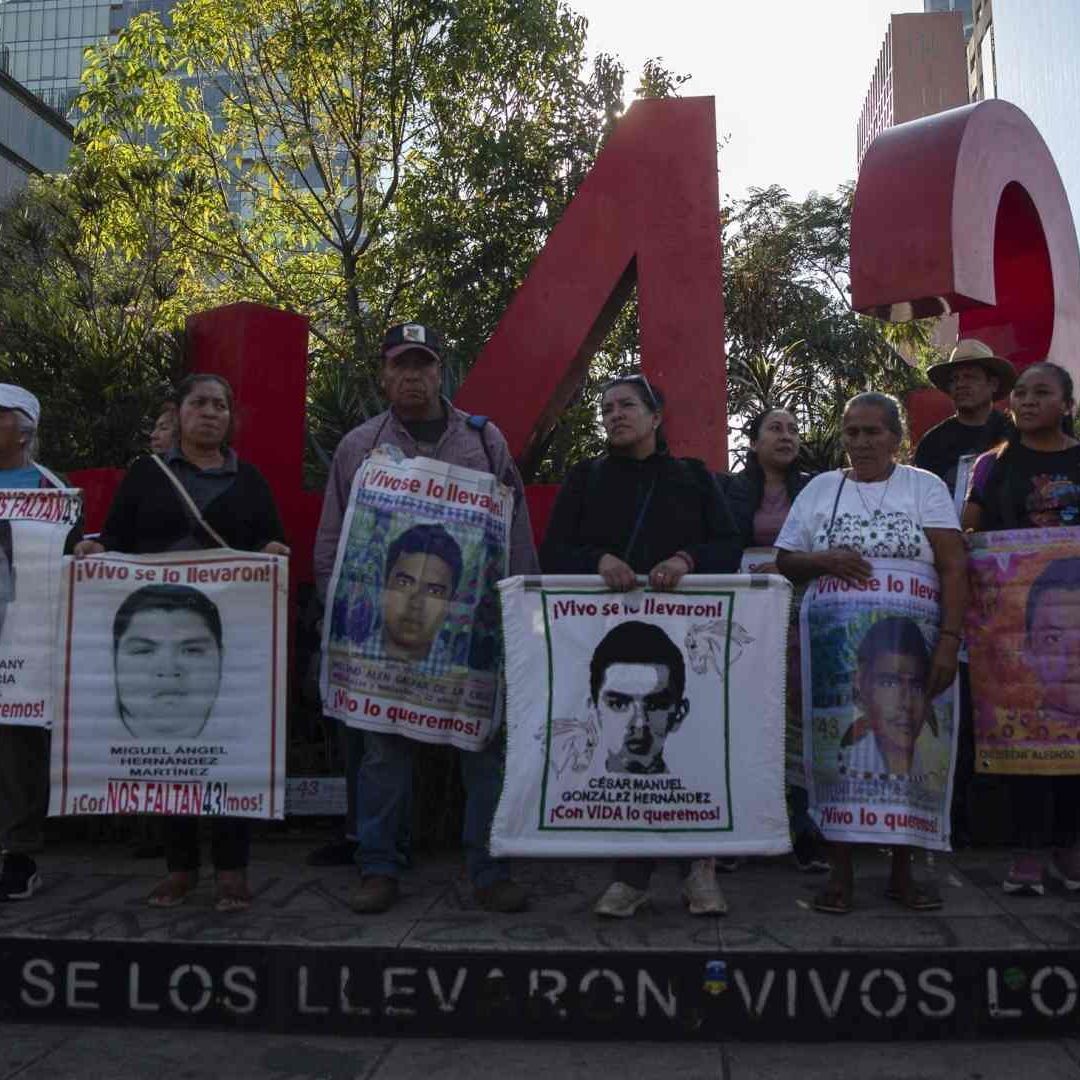 Marcha en CDMX por normalistas de Ayotzinapa desaparecidos