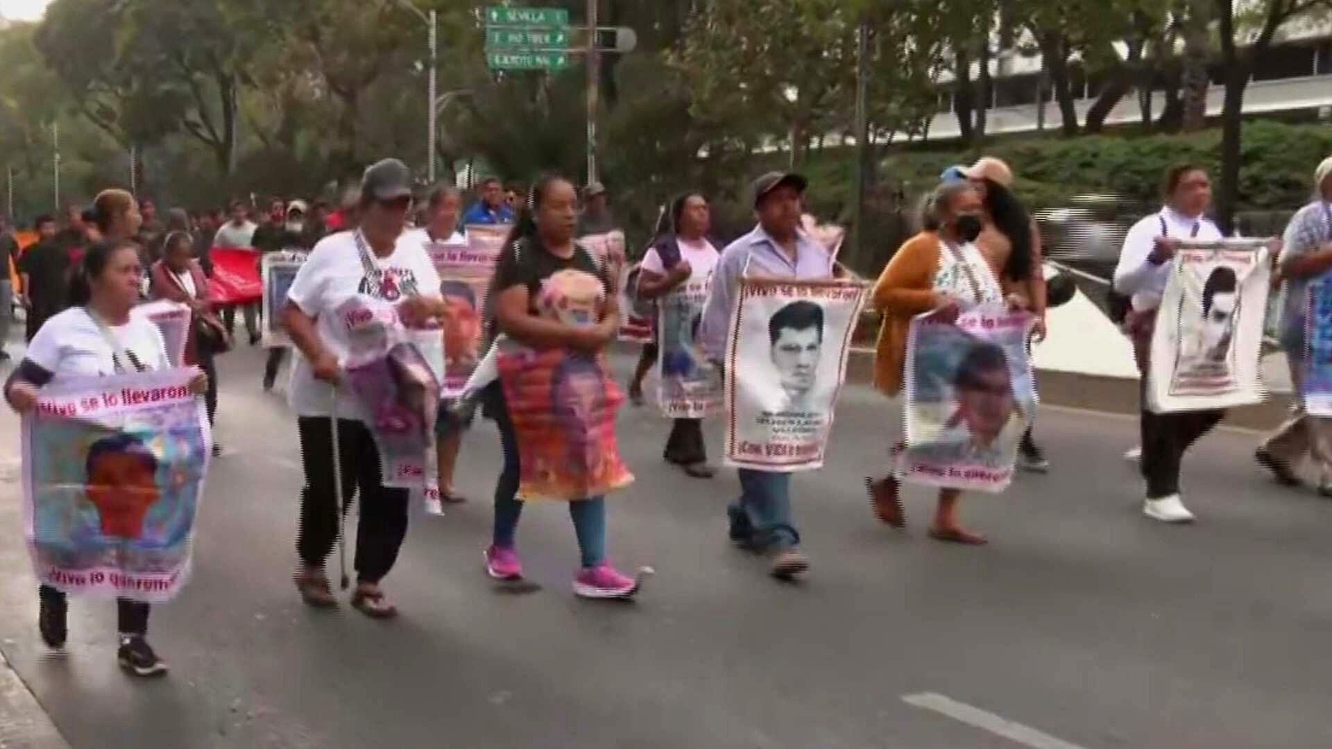 Normalistas y Padres de los 43 Desaparecidos en Ayotzinapa Marchan Hoy ...