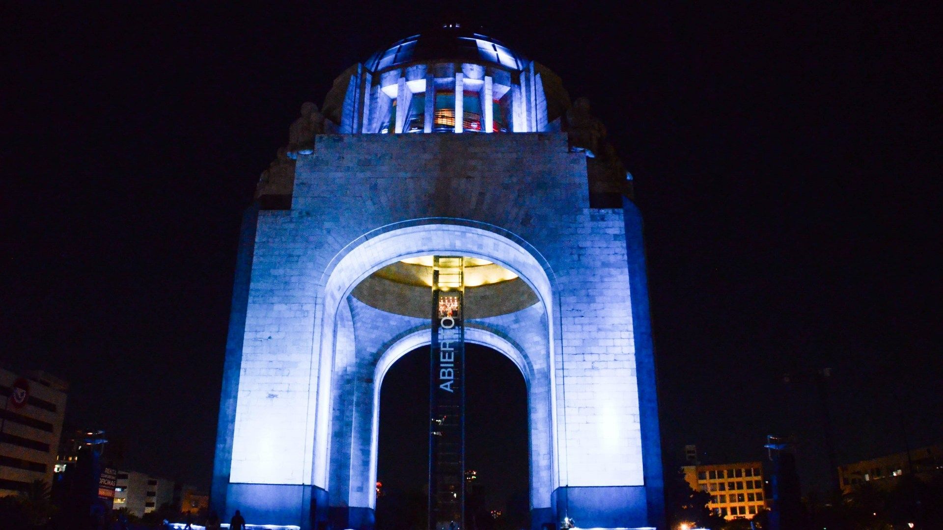 Edificios emblemáticos de la Ciudad de México se iluminan de azul maya