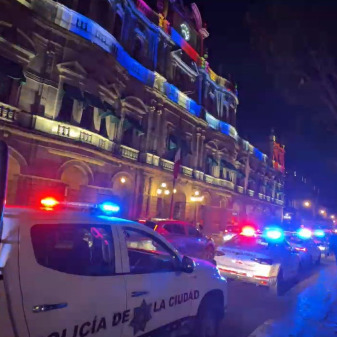 Manifestación de Policías en Palacio Municipal de Puebla en Protesta por Asesinato de Dos Elementos