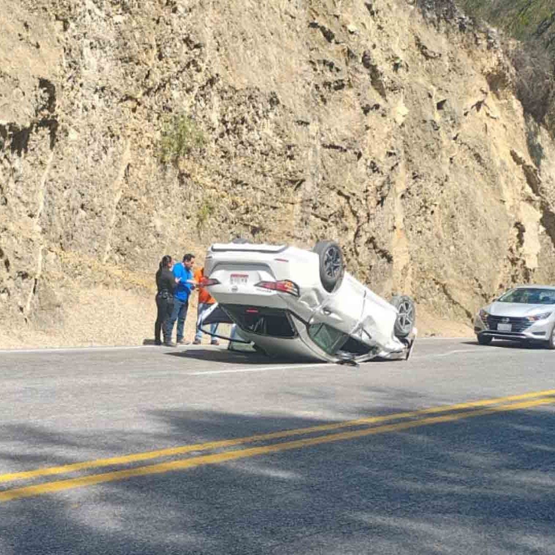 Una Piedra en el Camino Provoca Volcadura de Auto en Carretera Victoria-Monterrey