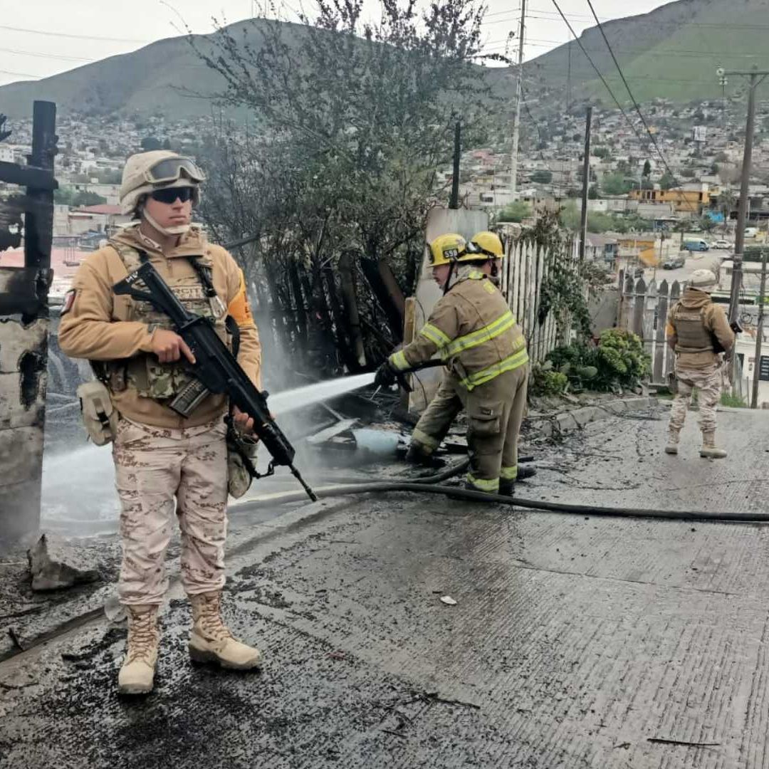 Autoridades aplican plan de emergencia por incendio en Tijuana