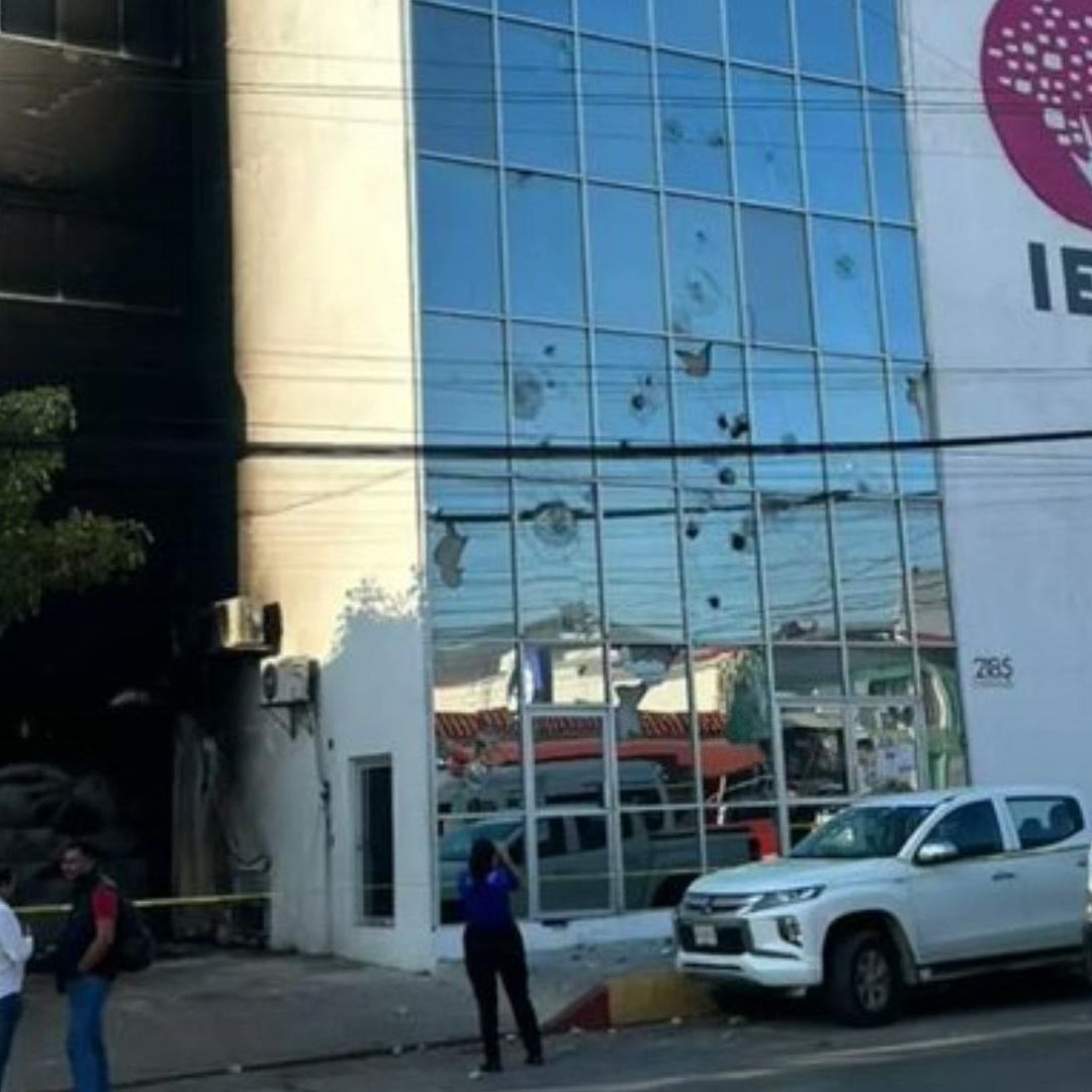 Las oficinas quedaron destrozadas; sin embargo, solo fueron los daños materiales y no hubo personas lesionadas