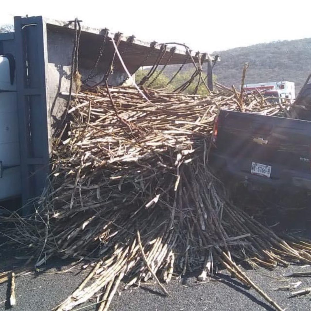 El accidente en Santa Bárbara-Izúcar de Matamoros dejó daños materiales y dos heridos.