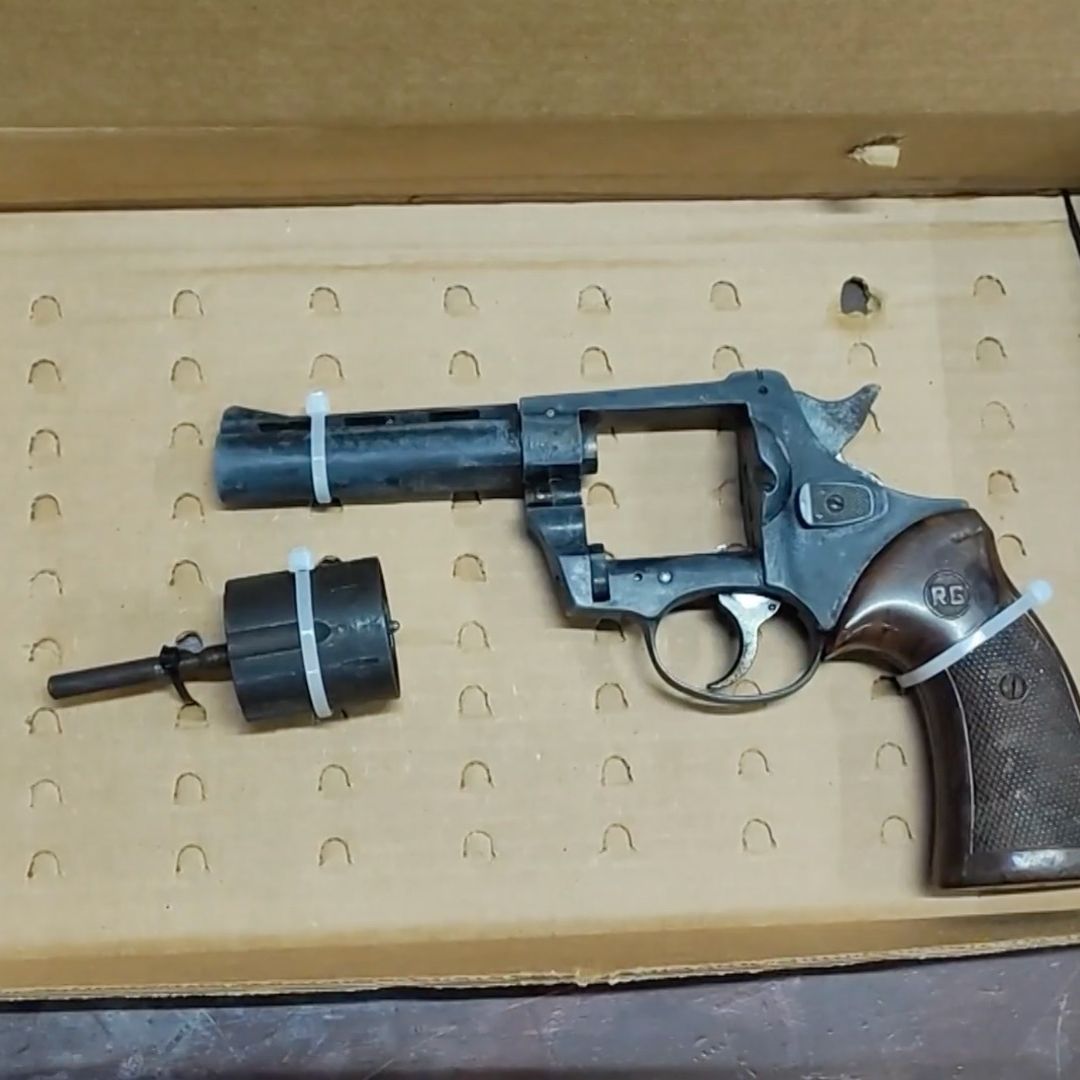Una pistola tipo revólver fue localizada al interior de una secundaria de Zapopan.