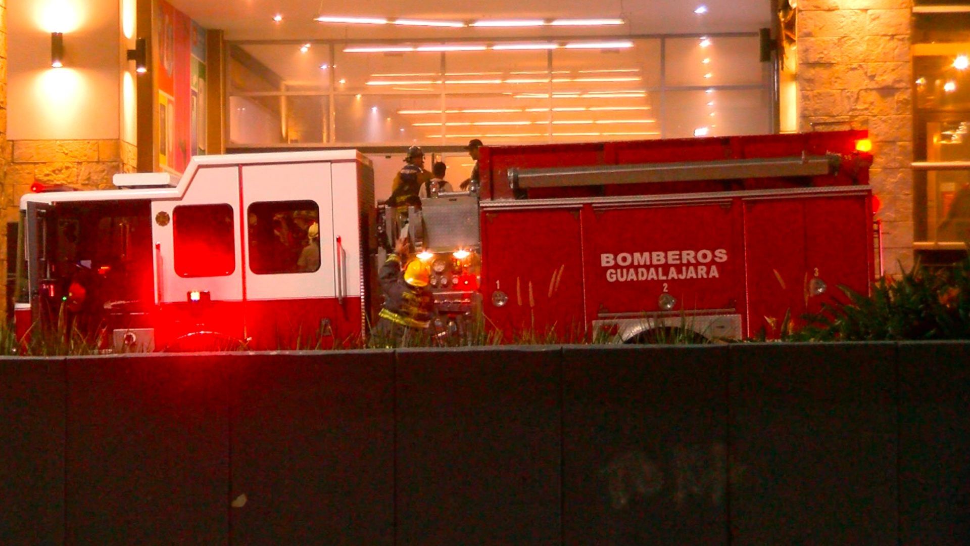 Incendio en centro comercial de Guadalajara provoca desalojo de clientes.