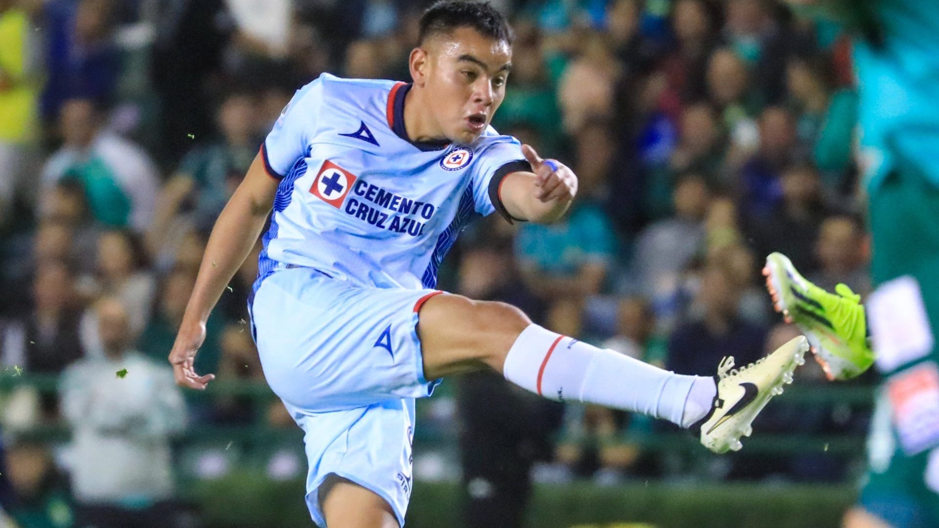 Cruz Azul Derrota al León y Llega como Líder al Duelo contra el América