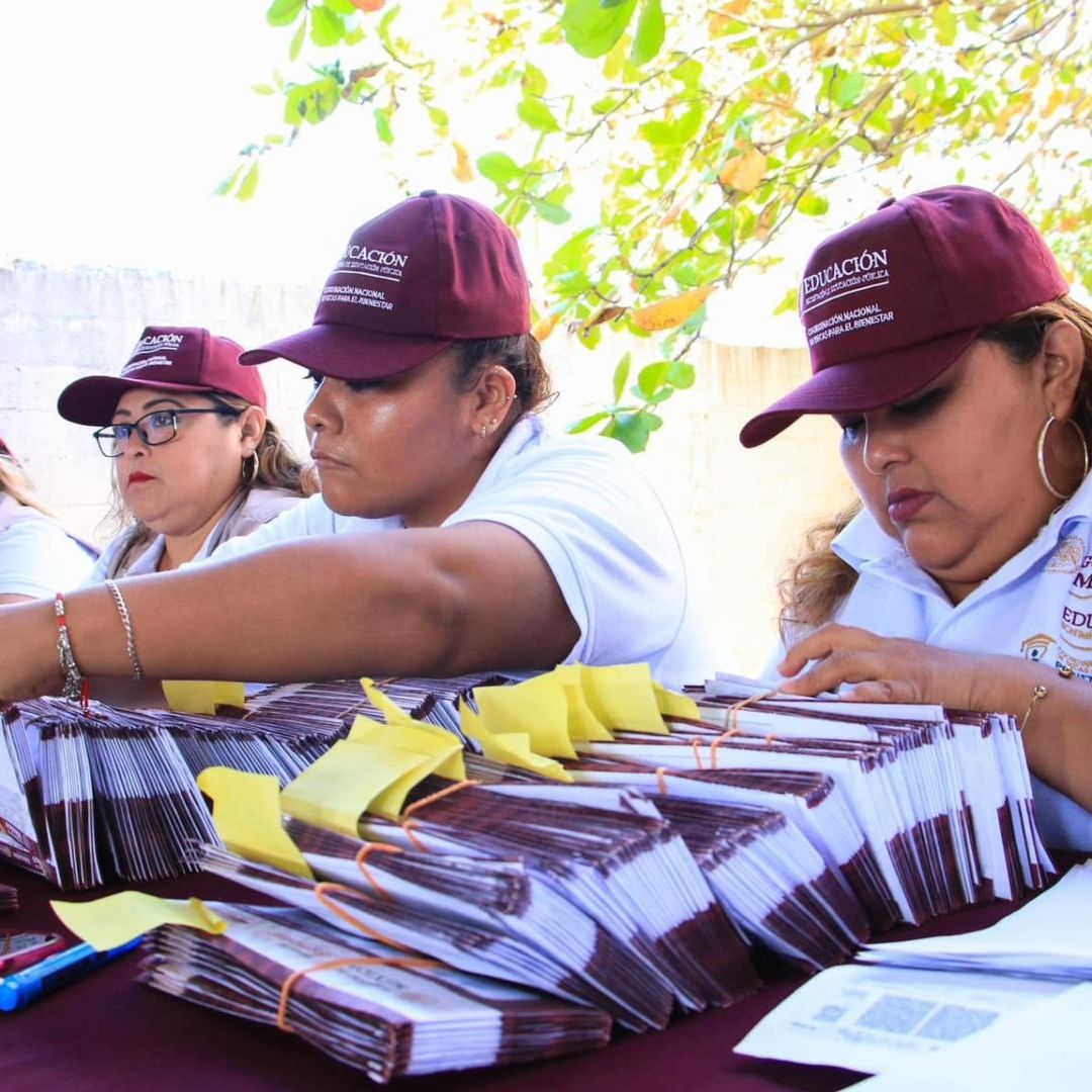Servidores continúan con la entrega de tarjetas Beca Rita Cetina 2025.