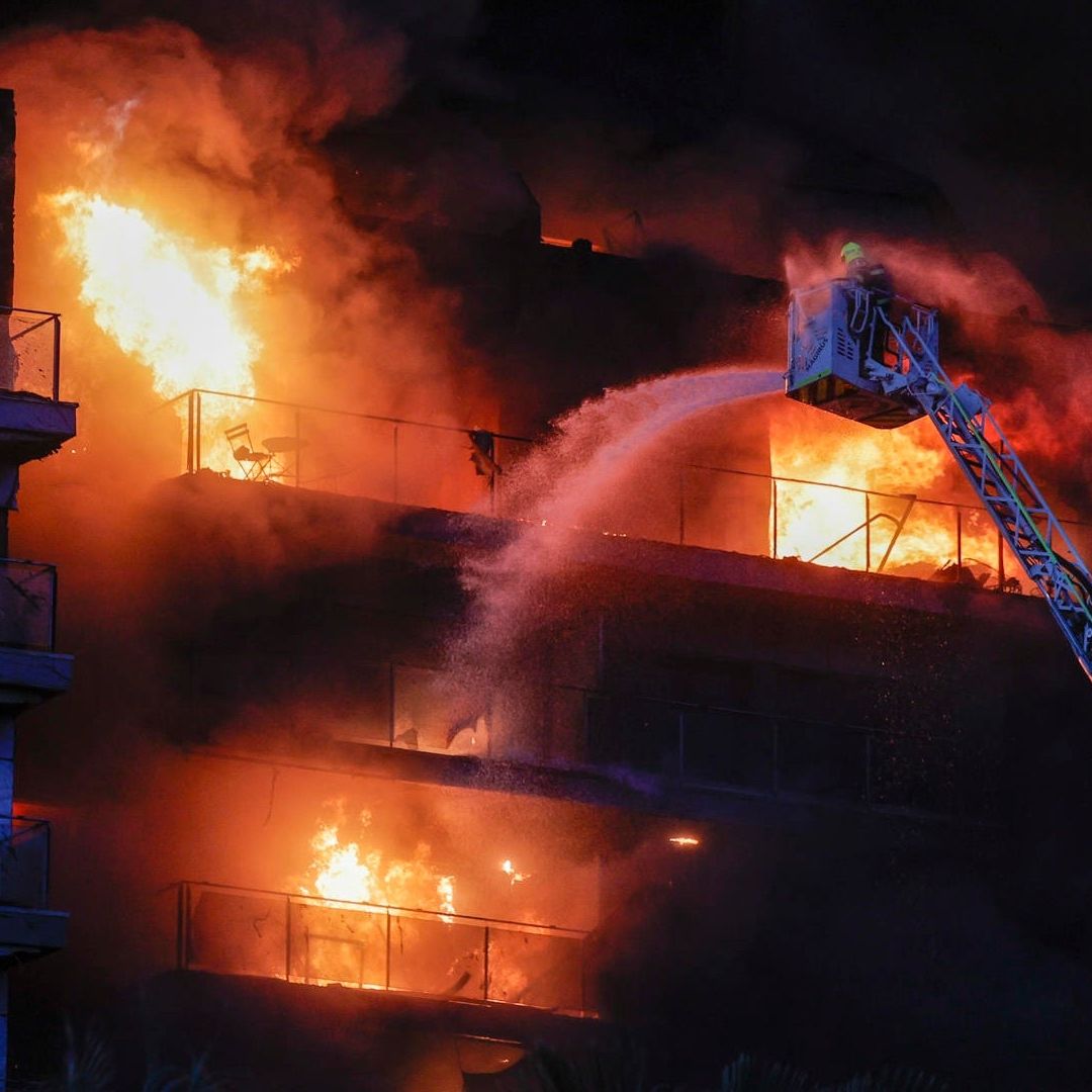 Bomberos intentan sofocar incendio en Valencia, España