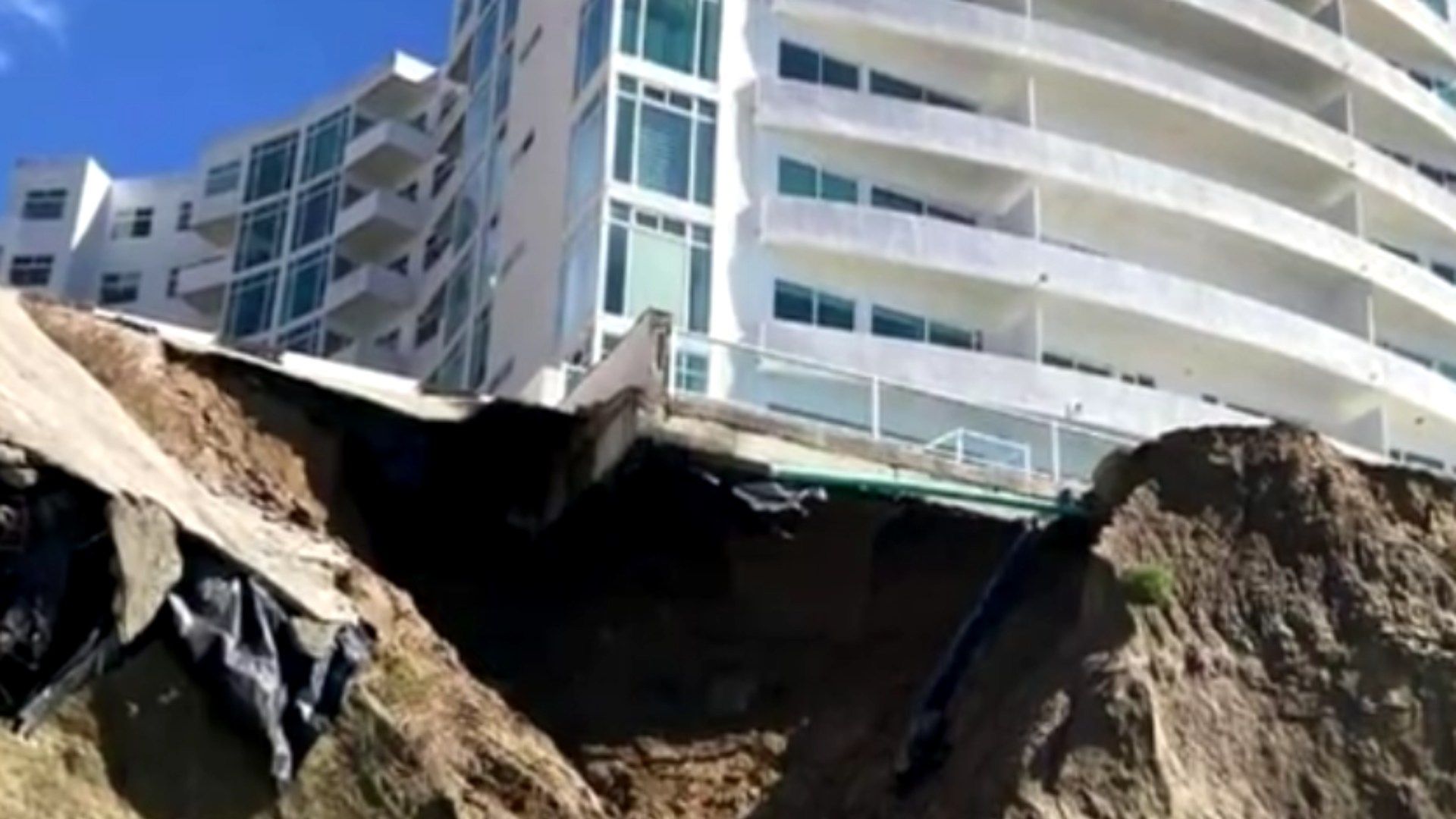 Edificio Habitacional Está en Peligro de Caer por Alto Oleaje en Playas de Tijuana