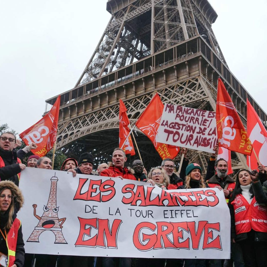 Trabajadores de la Torre Eiffel se manifiestan en París