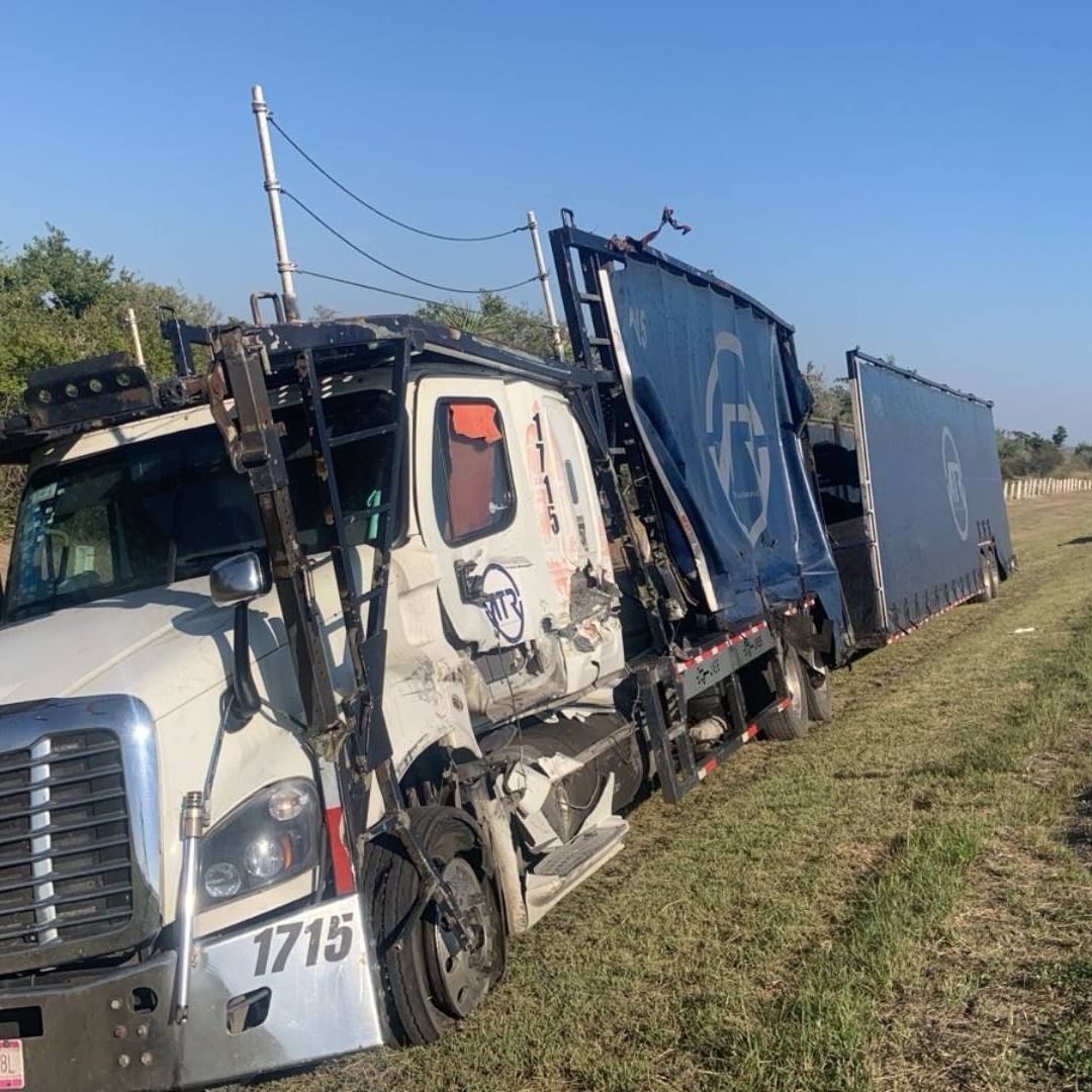 Choque Entre dos Tractocamiones en Carretera de González, Tamaulipas
