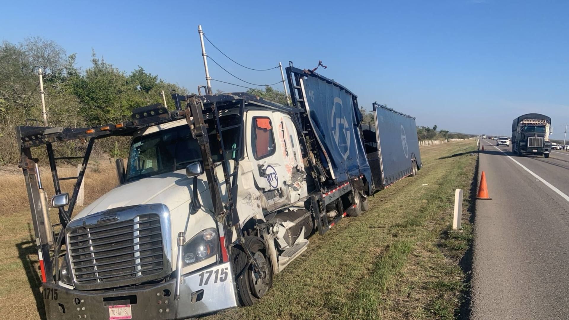 Choque Entre dos Tractocamiones en Carretera de González, Tamaulipas