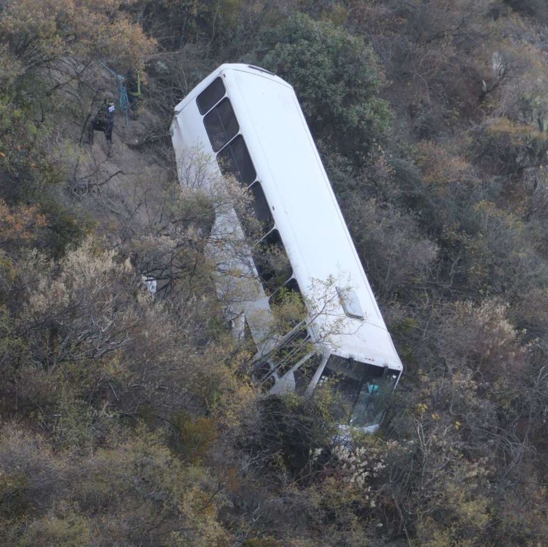 Volcadura y Caída a Barranca de Autobús con Trabajadores de Condumex en Carretera Temezontla-Tlaxcala en Panotla