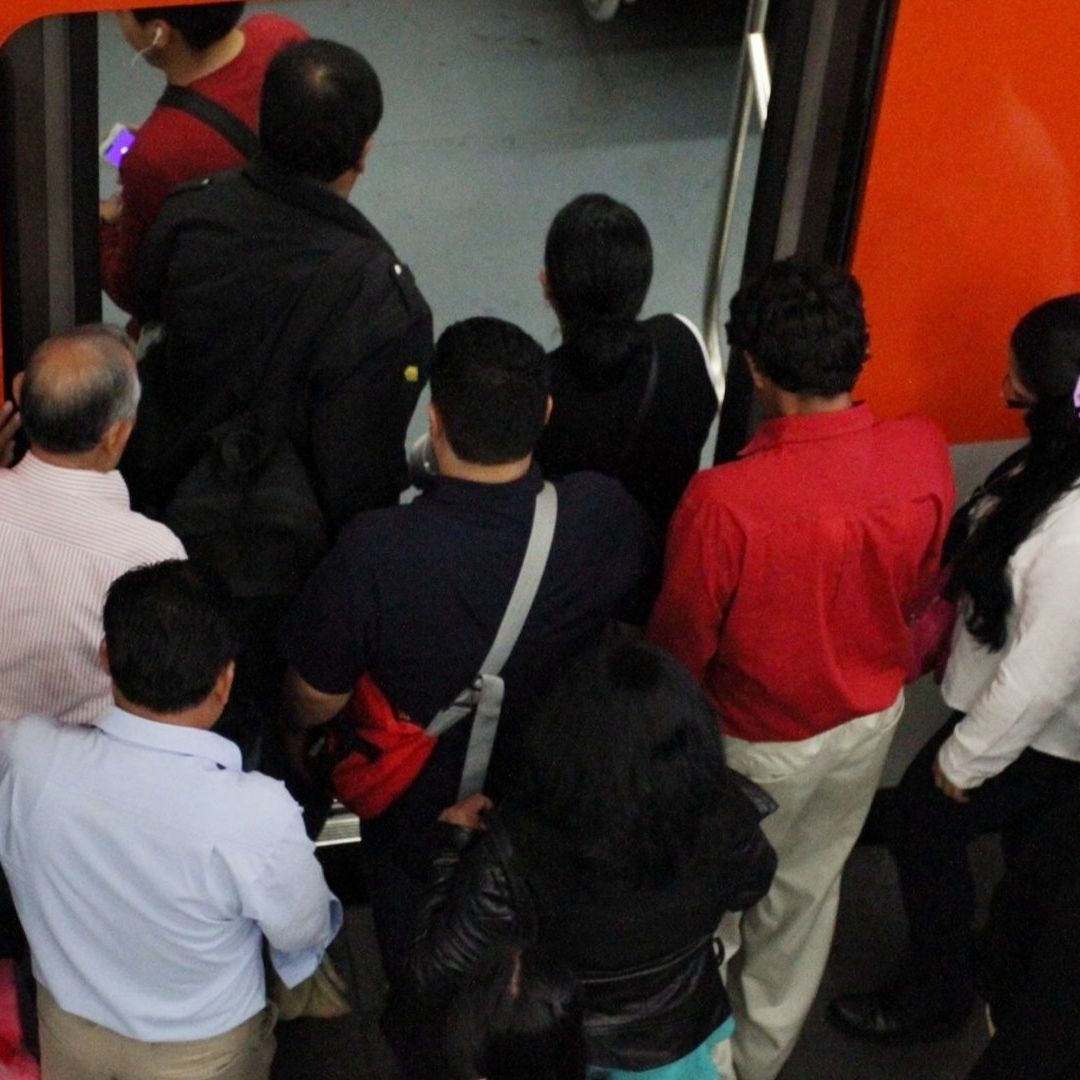 Usuarios abordan tren del Metro CDMX.